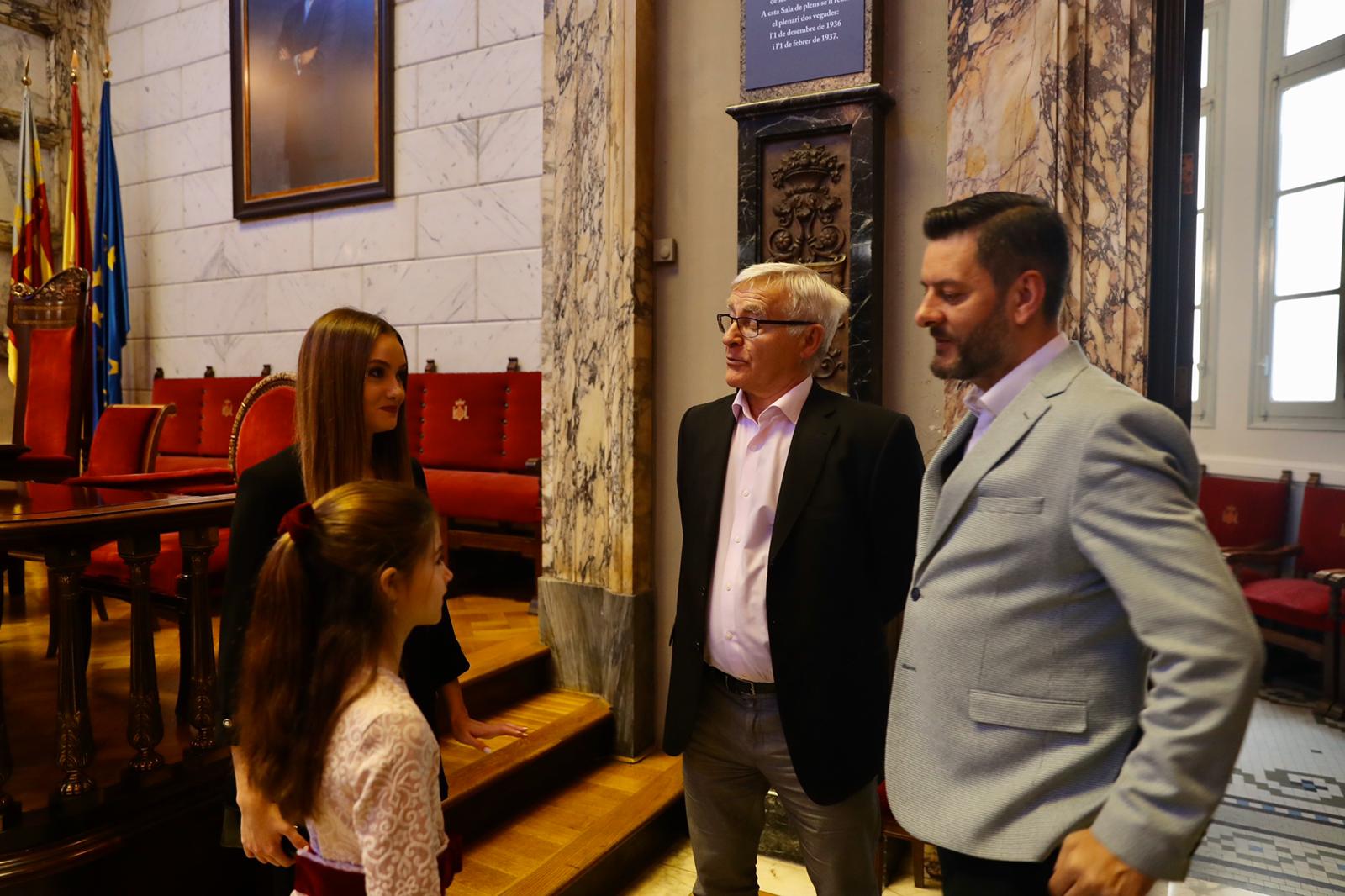 Las Falleras Mayores de València y sus Cortes de Honor se reúnen con el alcalde de València