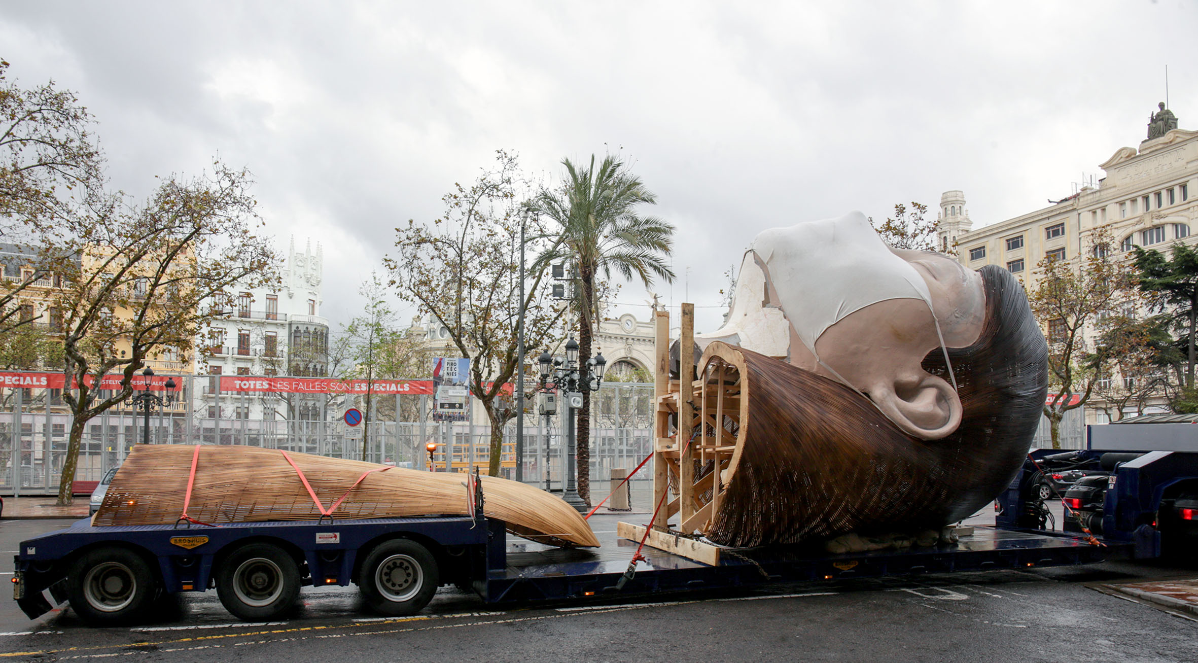 El cap de la meditadora d”Acò també passarà’, la falla municipal 2020, ja descansa a la Marina