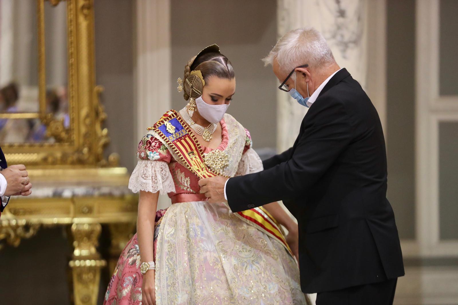 Carla García, Consuelo Llobell y las Cortes de Honor ya lucen los distintivos que las acreditan como máximas representantes de las Fallas 2021