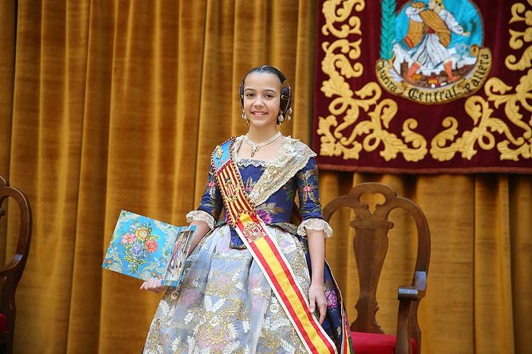 Sofía Soler recibe a las Falleras Mayores Infantiles que comparten año con ella