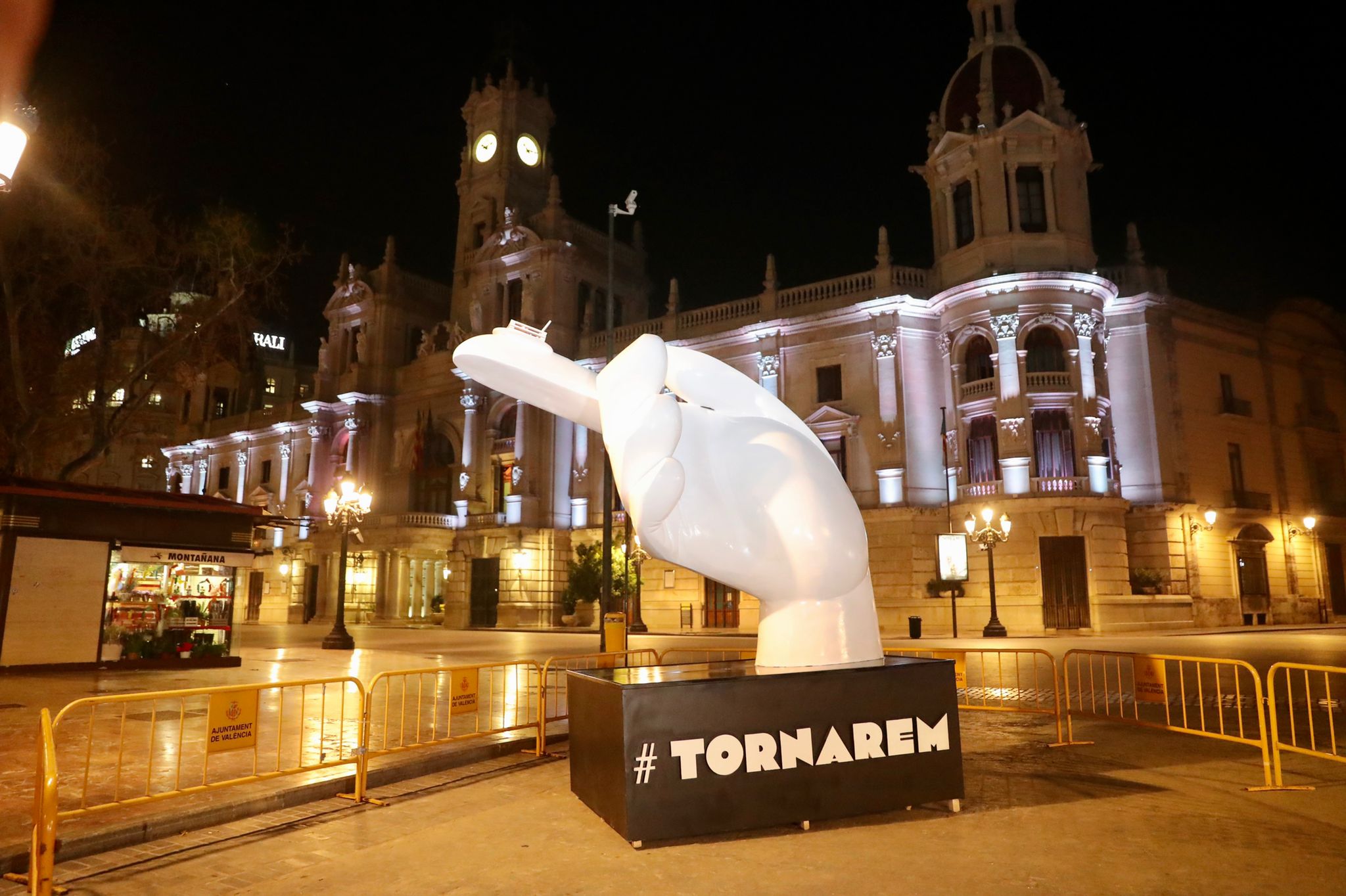 Un peveter que demostra que mantenim la flama de la festa i continuem treballant i en homenatge a les víctimes