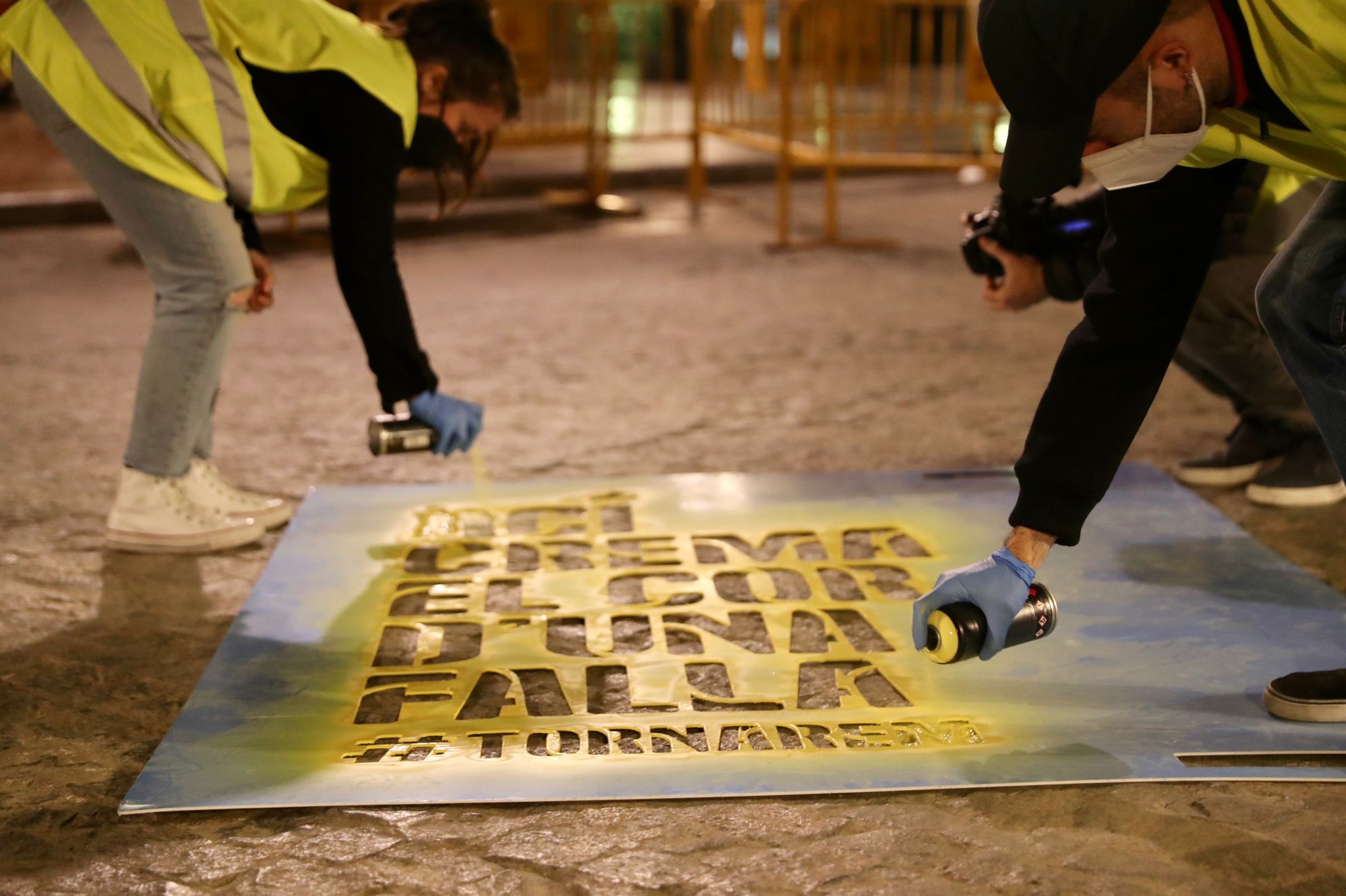 ‘Ací crema el cor d’una falla’, l’acció de Junta Central Fallera en la nit de la plantà per a recordar a la ciutat que tornarem a gaudir de les Falles a peu de carrer