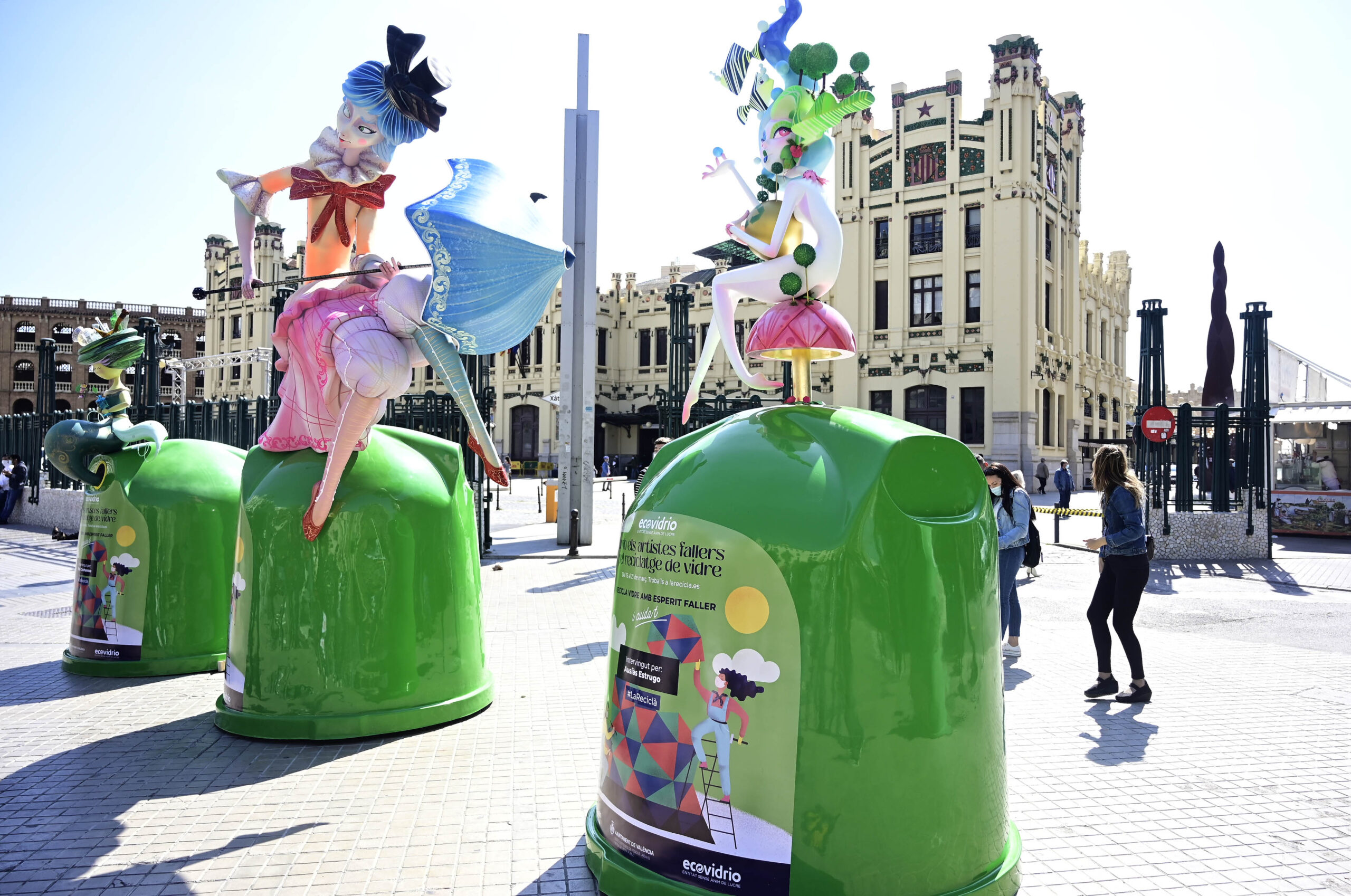 Artistes fallers planten un monument damunt de sis contenidors de vidre per animar a reciclar