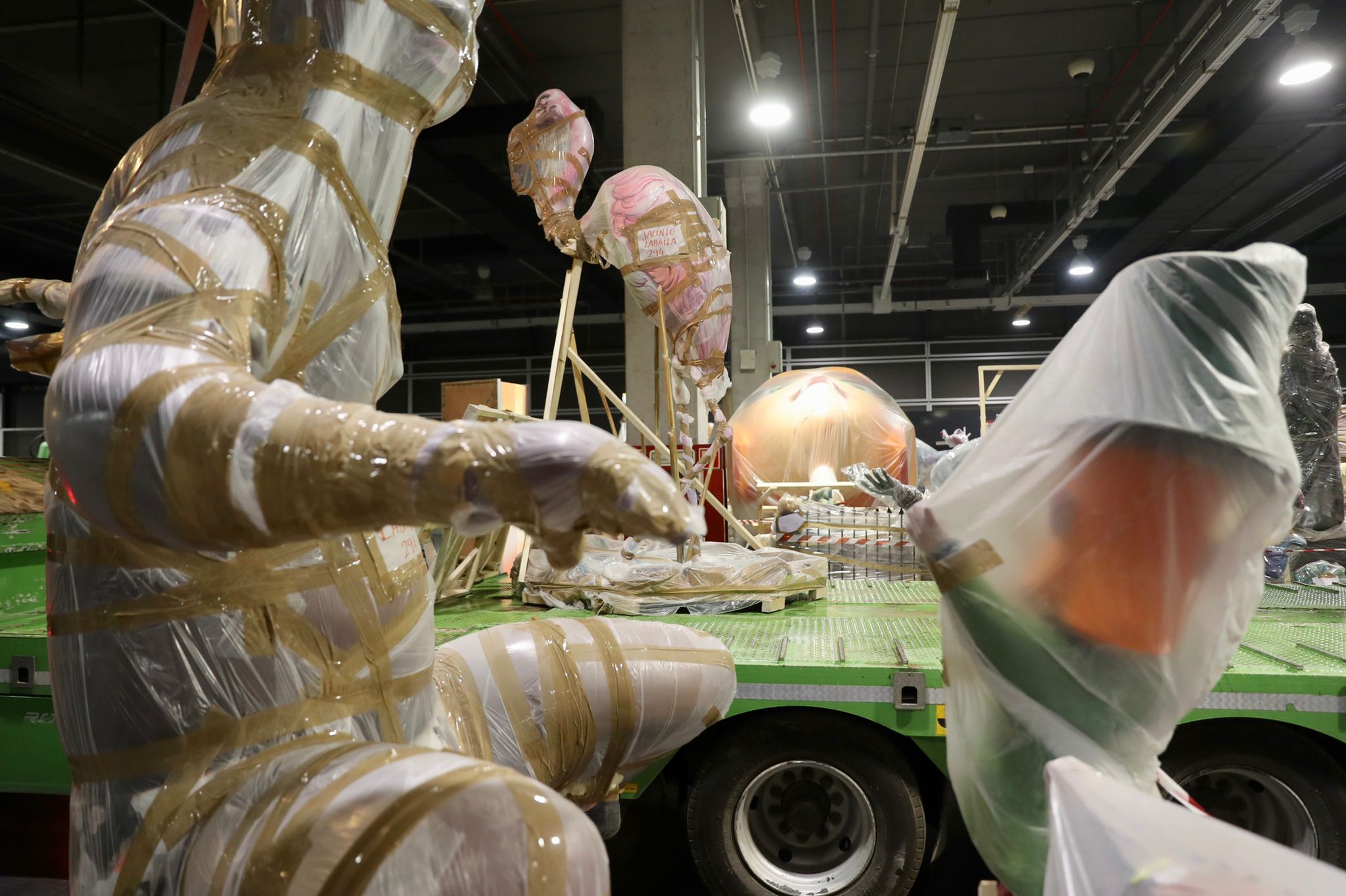 Comienza el traslado de las fallas desde Feria València a las calles y plazas de la ciudad, más de 500 días después