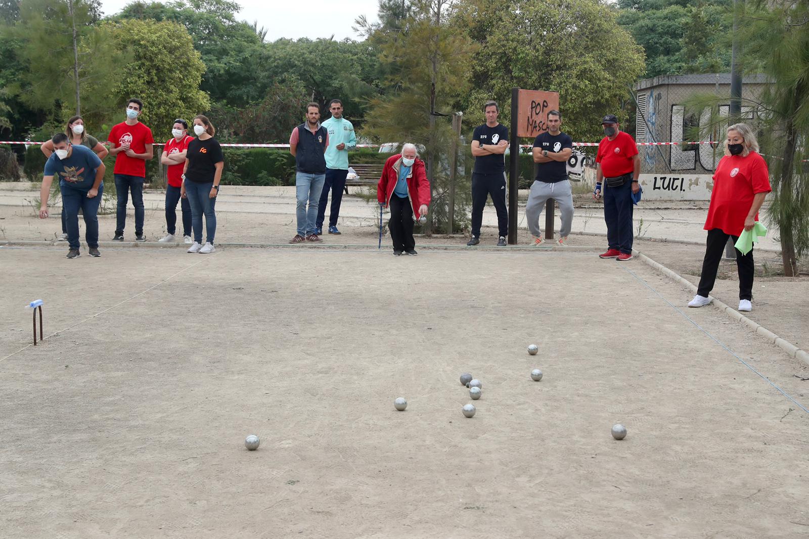 La petanca llena de deporte fallero el polideportivo de Juegos Tradicionales de València