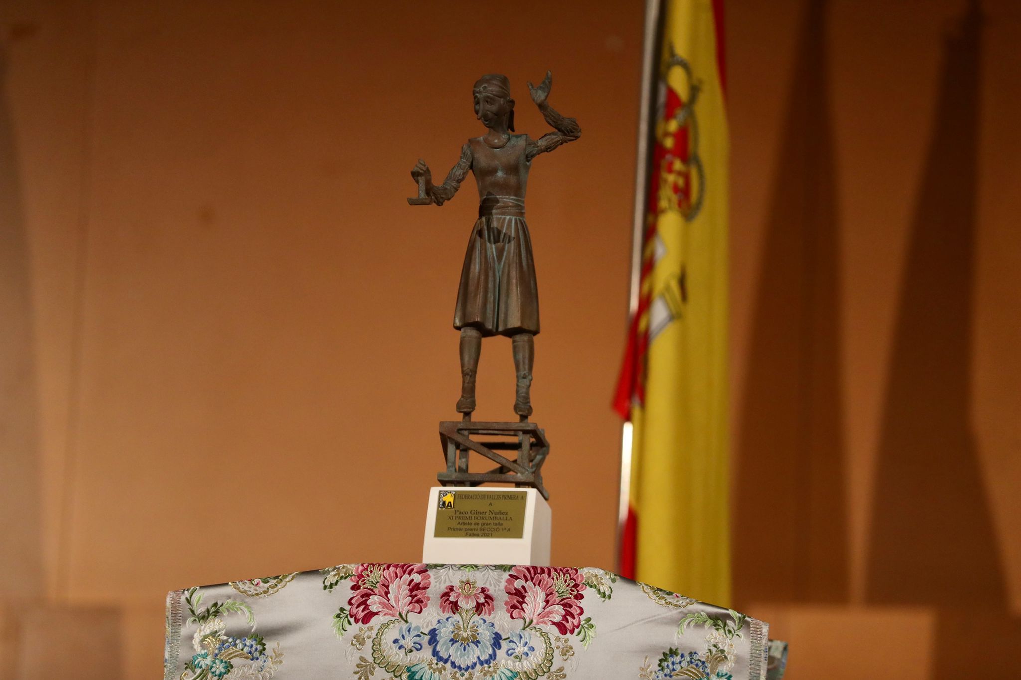 La Federació de falles de 1ªA entrega el Premi Borumballa d’enguany a l’artista Paco Giner