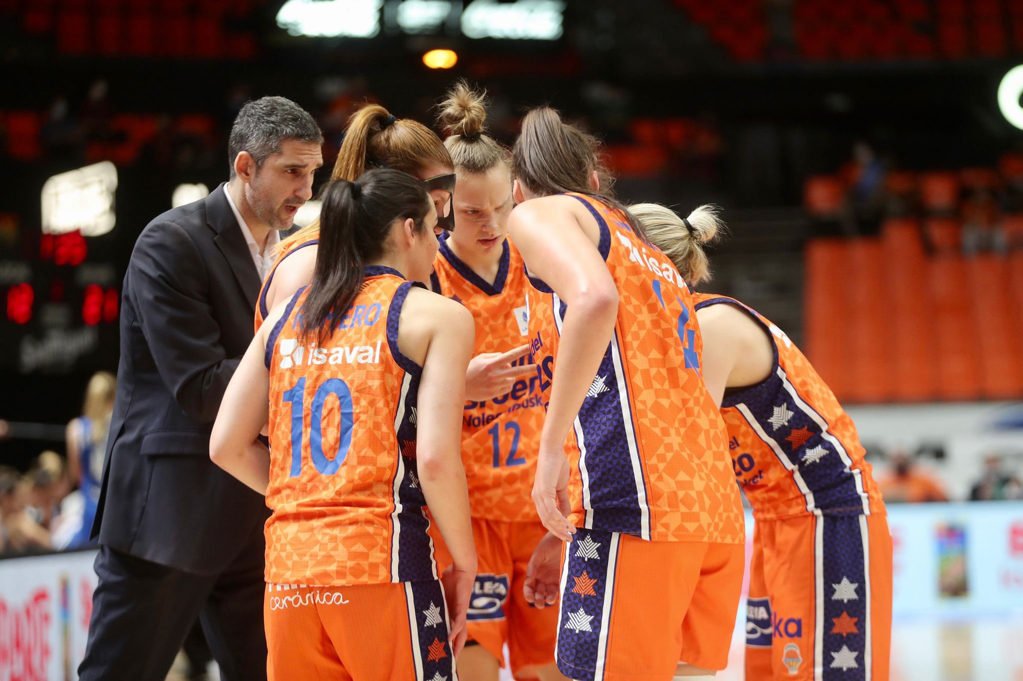 Animación fallera con premio para los partidos femeninos de Valencia Basket