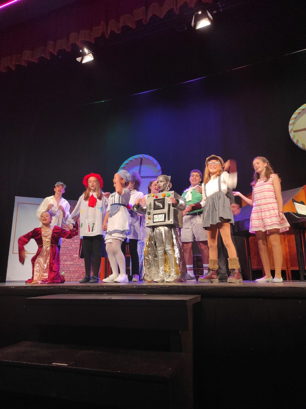 TEATRO | Una amistad por delante del desalojo de una pandilla de niños prodigio, en ‘Tal com vulgues’ de Arzobispo Olaechea-San Marcelino