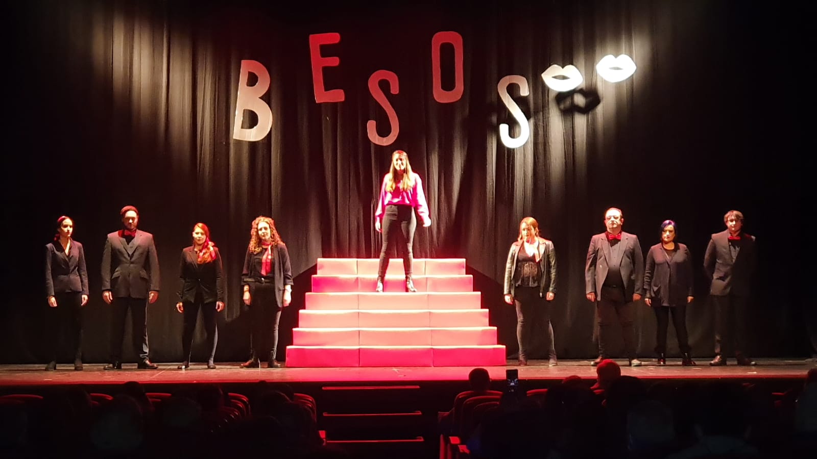 TEATRO | El amor llega al Teatro Fallero con los ‘Besos’ de la falla Pintor Salvador Abril-Peris y Valero