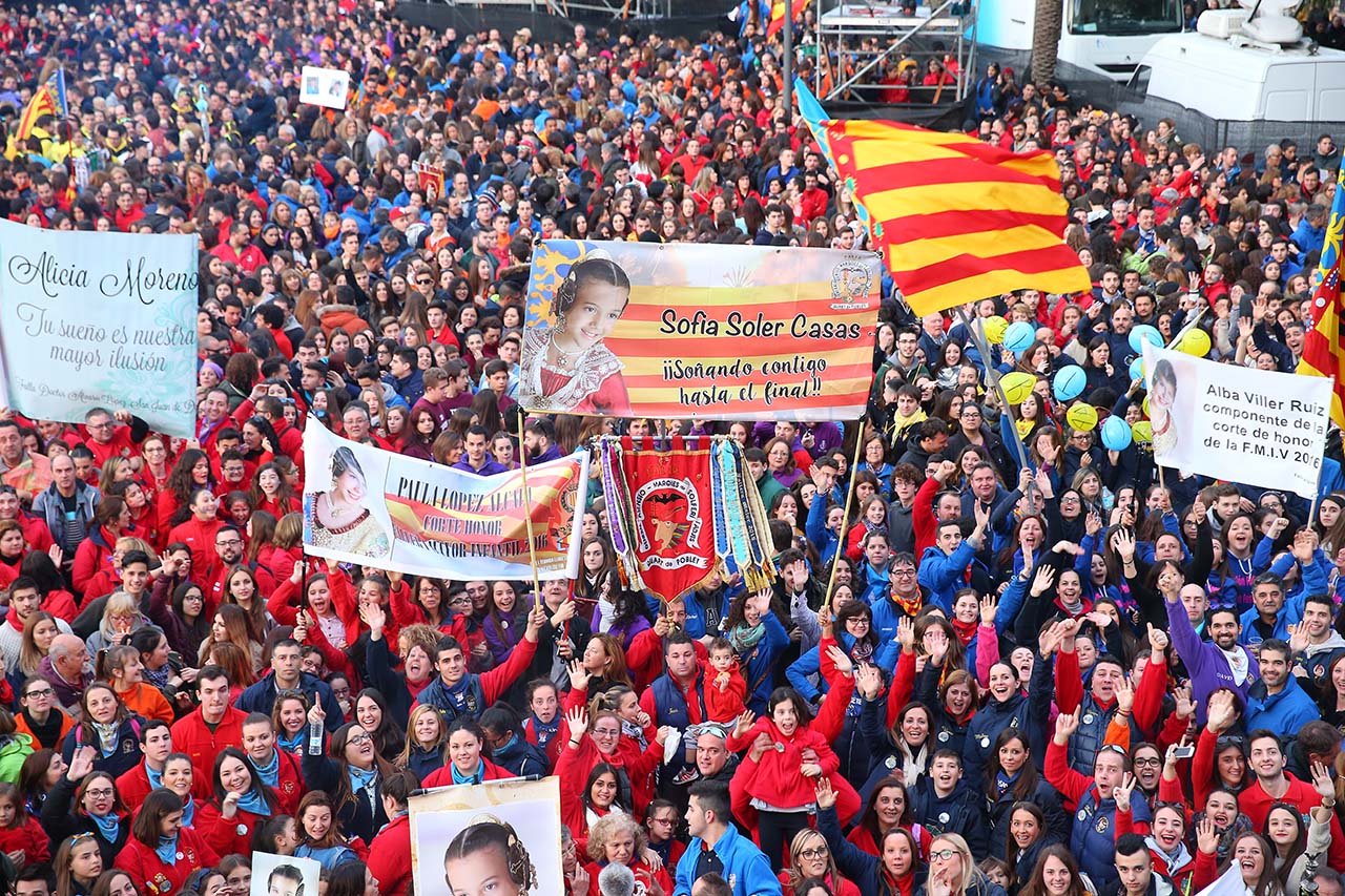 Centenars de fallers gaudeixen de l’ambient previ a la Crida