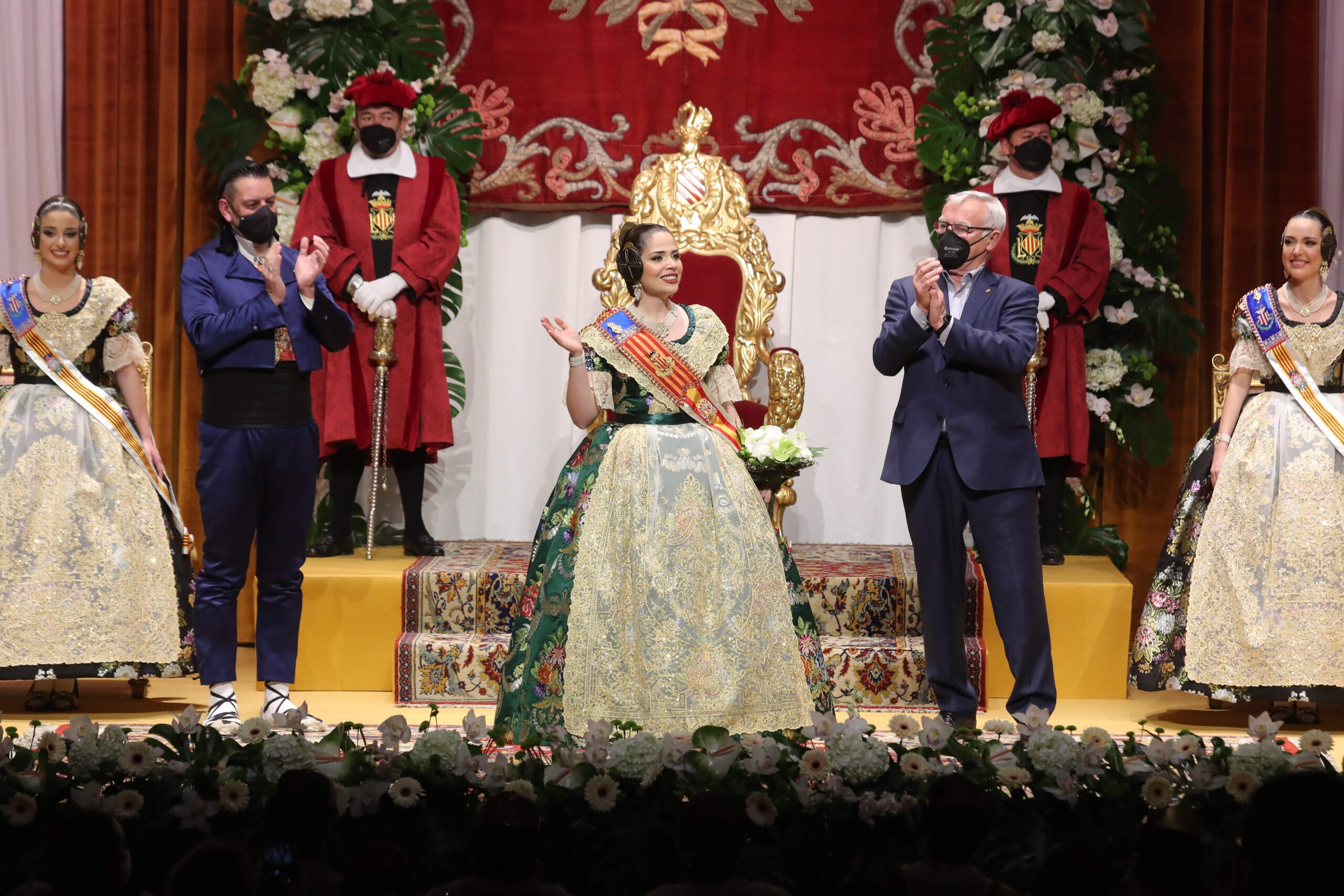 Carmen ja té la banda que l’acredita com a Fallera Major de València