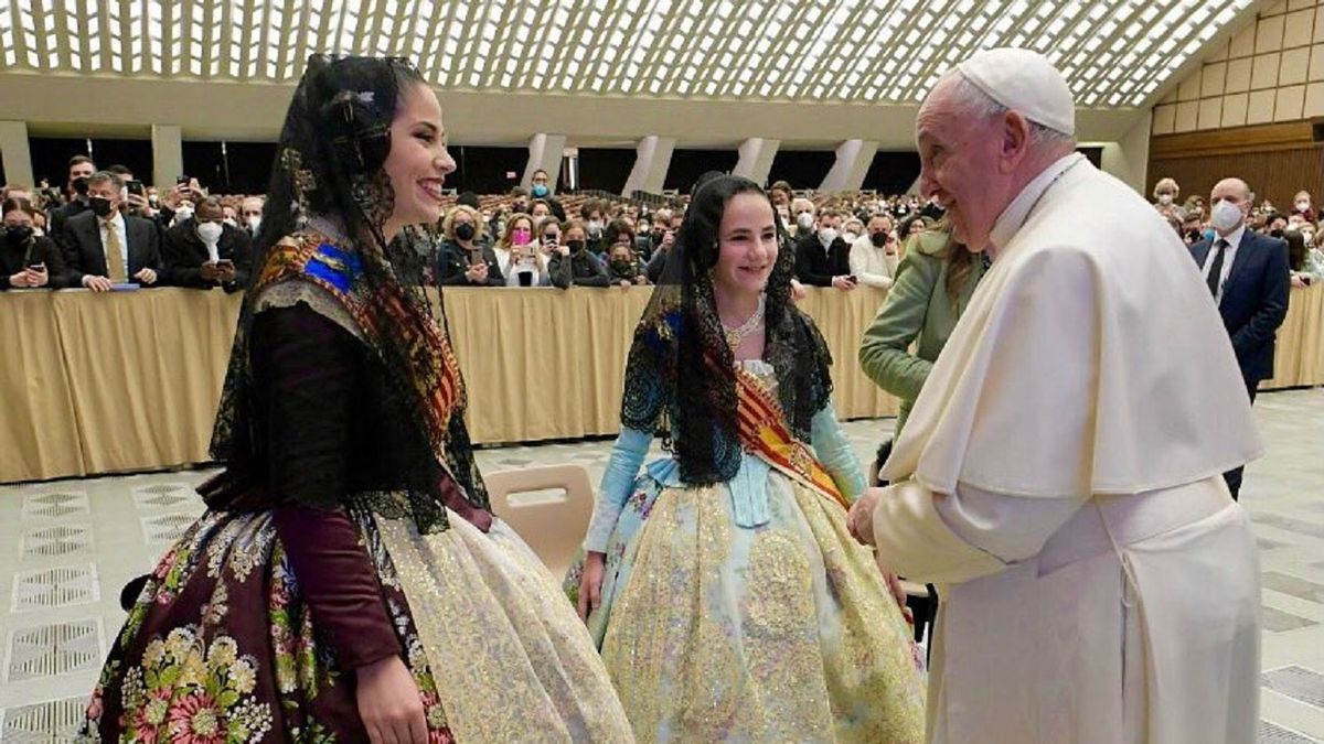 El Papa Francisco rep a les Falleres Majors de València