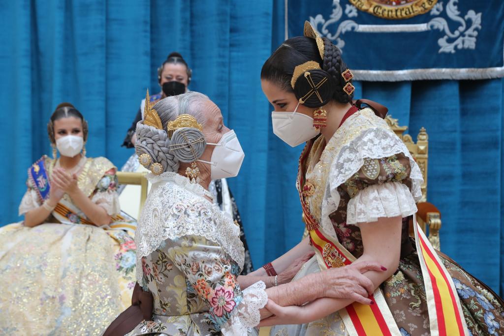 Primer cap de setmana d’emocions amb els intercanvis de fotografies amb la Fallera Major de València