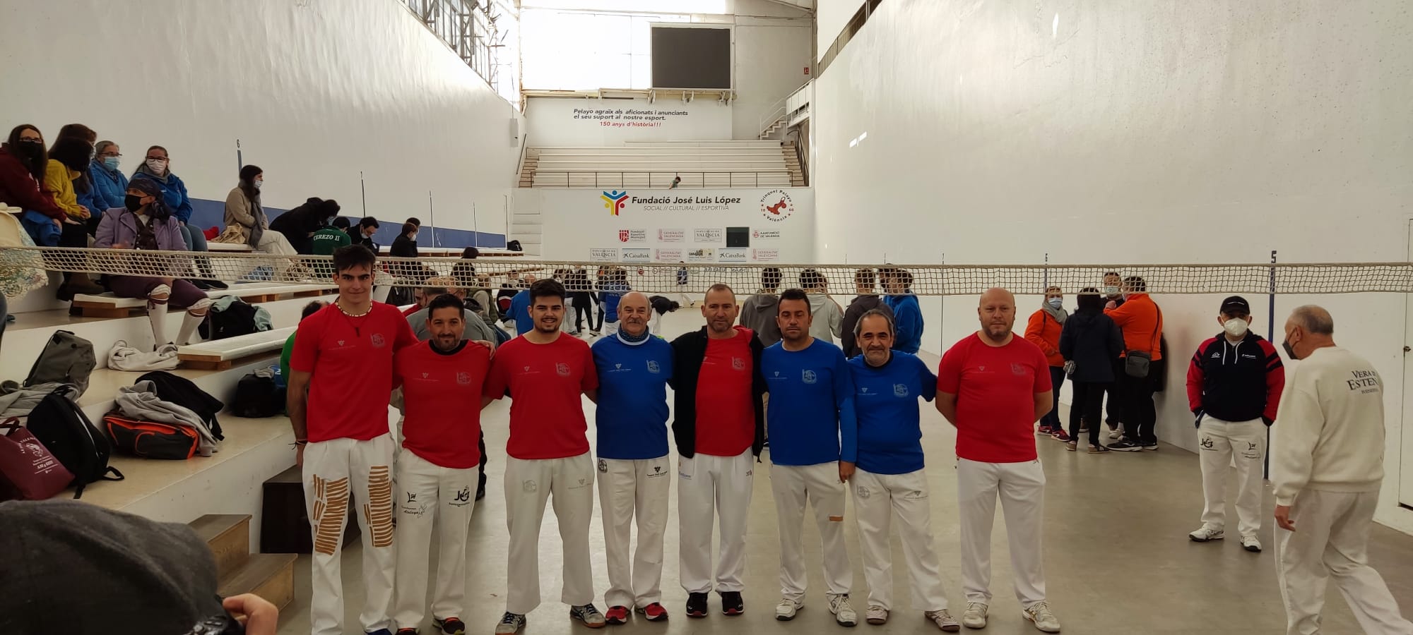 Una demostración de feridors y una partida de exhibición entre amateurs falleros y profesionales culmina la conmemoración del aniversario del campeonato de pilota