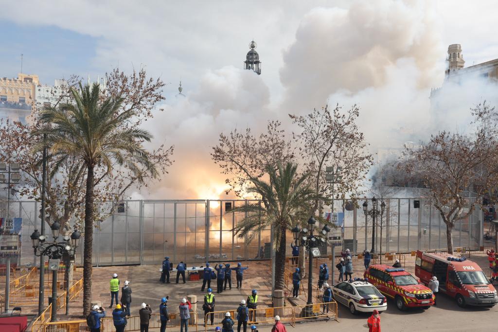 La plaça de l’Ajuntament retrona de pólvora, plors i emoció amb la primera mascletà després de dos anys