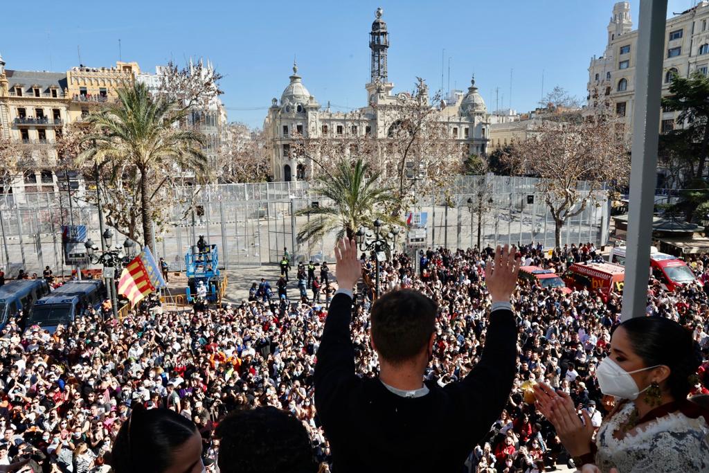 120 quilos de pólvora fan vibrar la plaça de l’Ajuntament en la primera mascletà del cicle de Falles