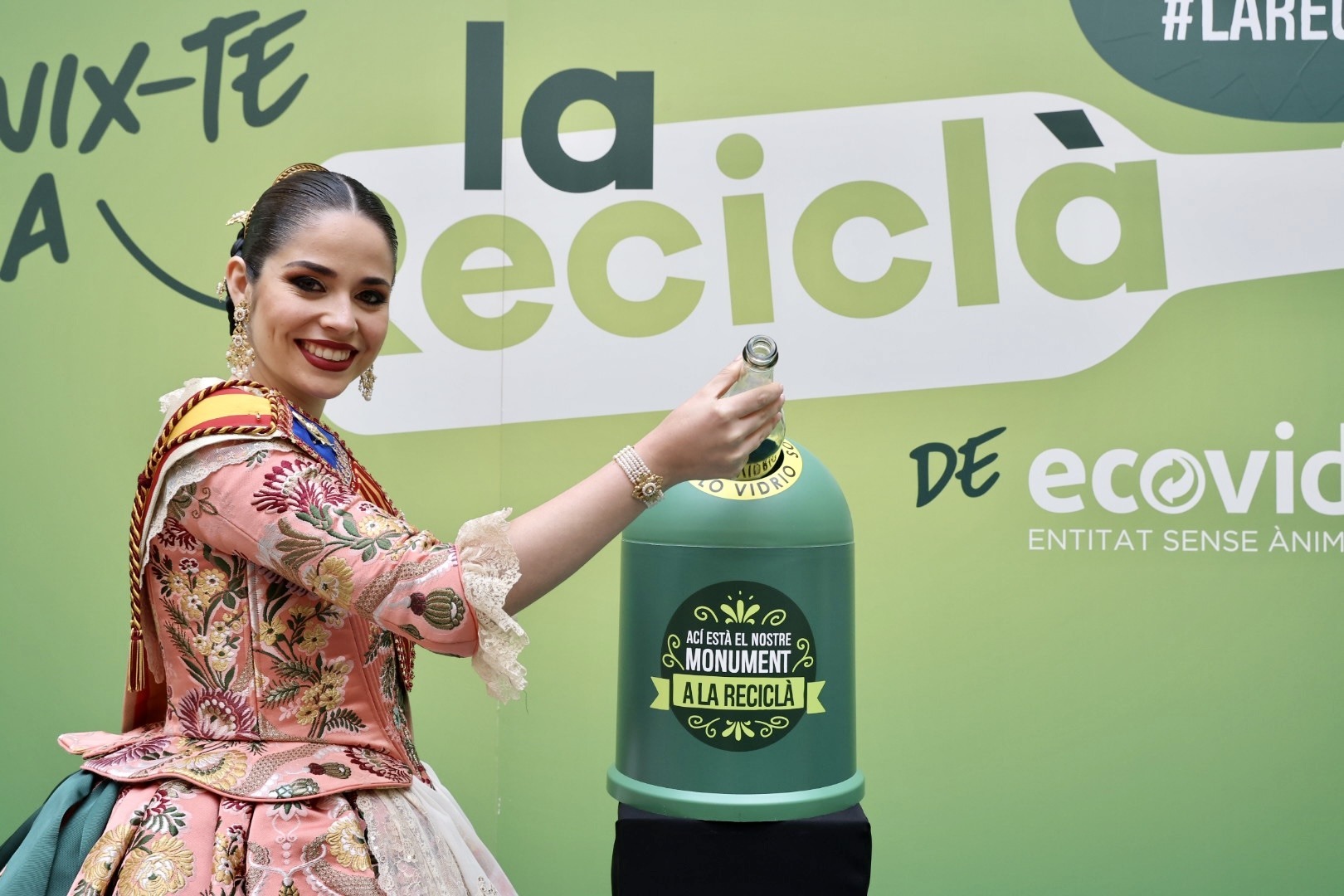 La Reciclà de Ecovidrio vuelve con ganas de seguir agradeciendo a las comisiones su labor a favor del reciclaje de vidrio durante las Fallas