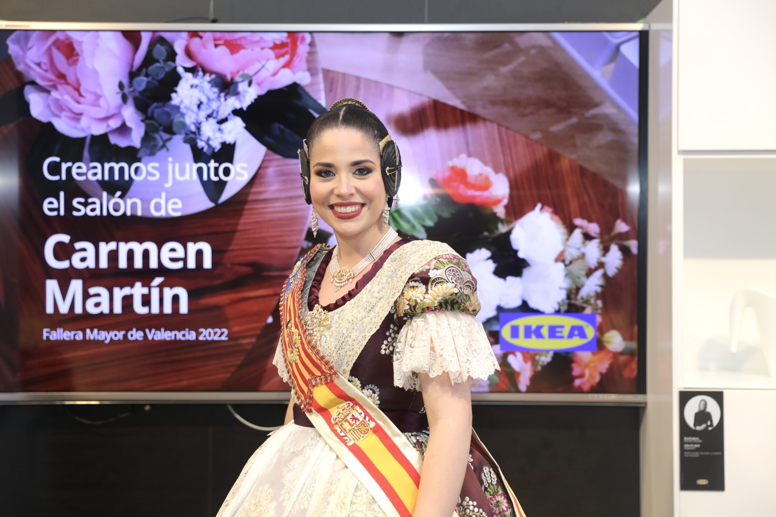 Carmen Martín inaugura a Ikea el primer saló amb inspiració fallera co-creat per ella mateixa