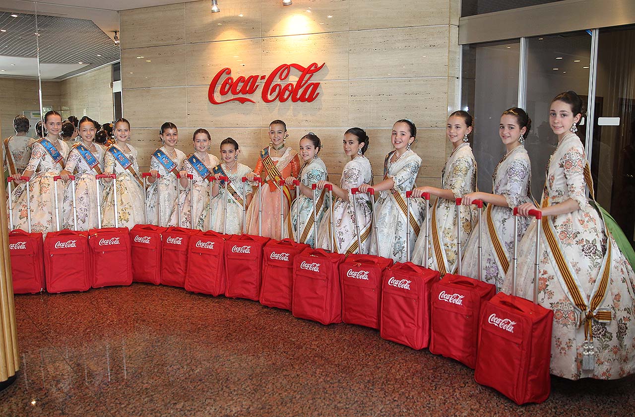 Coca-cola rep a Sofia Soler Casas i la seua Cort d’Honor.