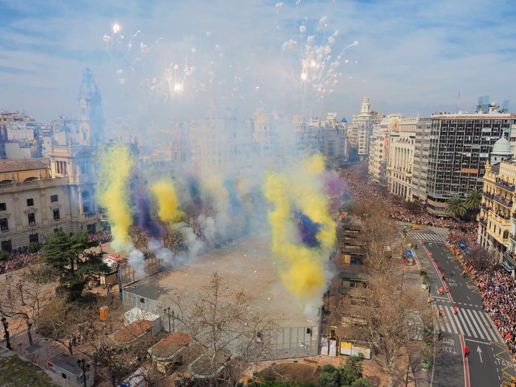 La mascletà de hoy, a cargo de la pirotecnia Valenciana, ha contado con la presencia de jugadores del Valencia CF