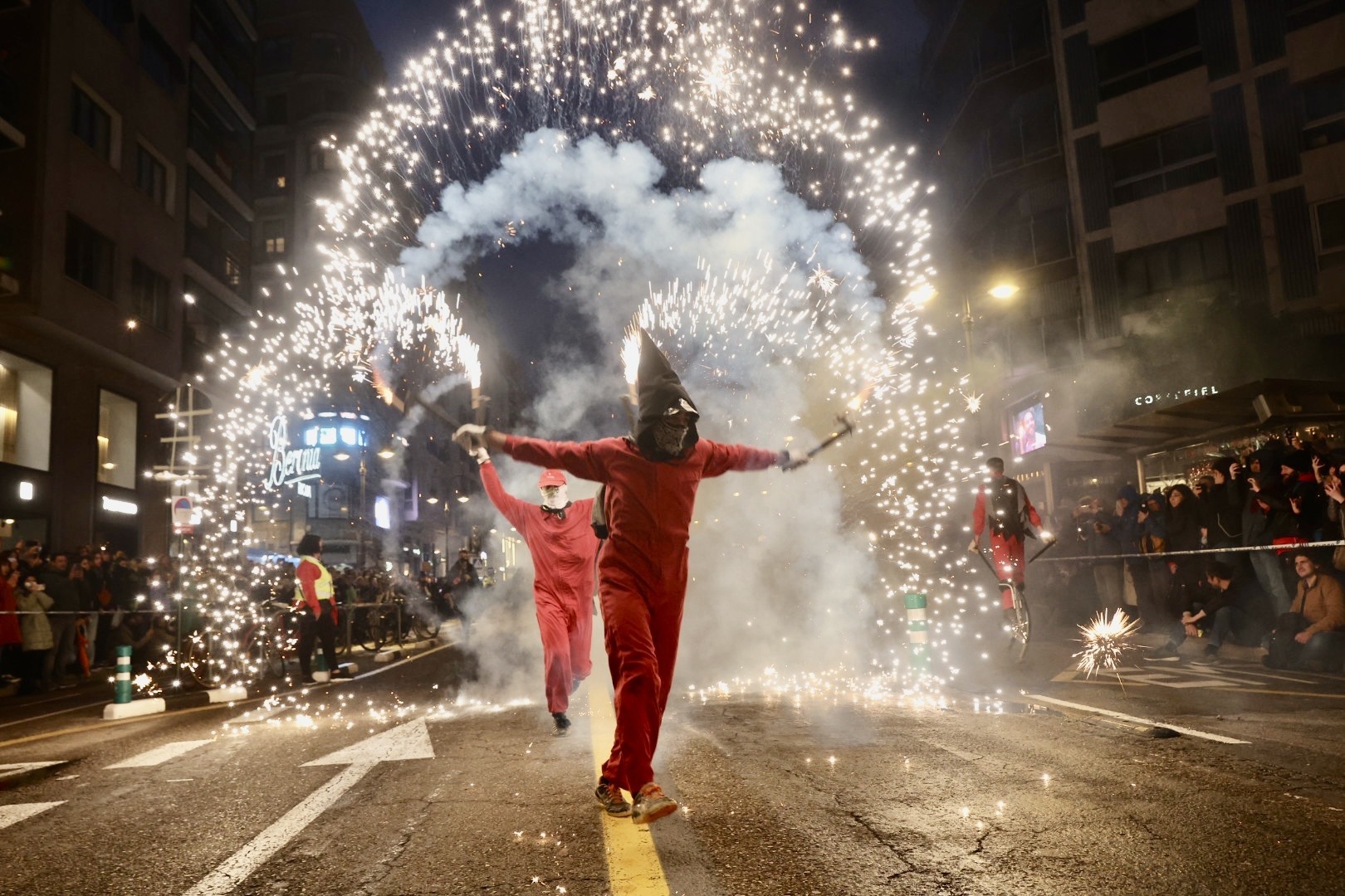 Dragons i dimonis omplin de pólvora la ciutat de València amb la Cavalcada del Foc