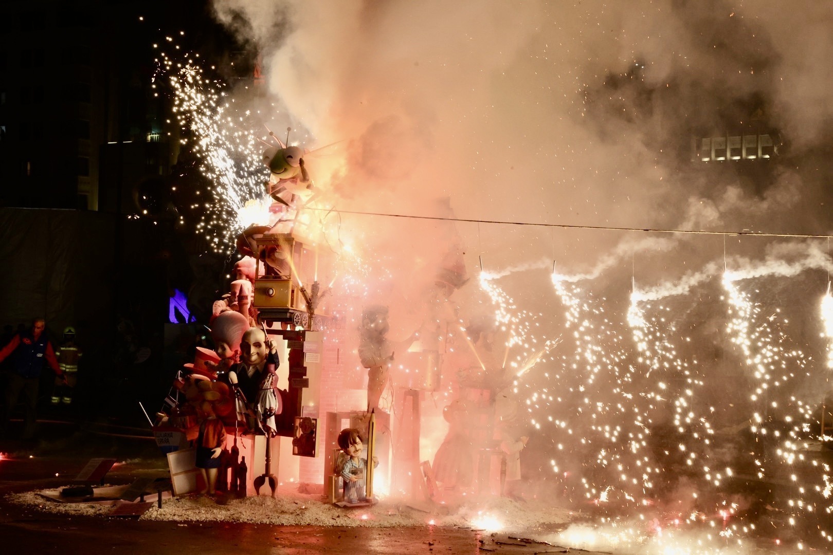 La pluja no aconsegueix deslluir la cremà de la falla municipal infantil, ‘Saps qui soc? També!’