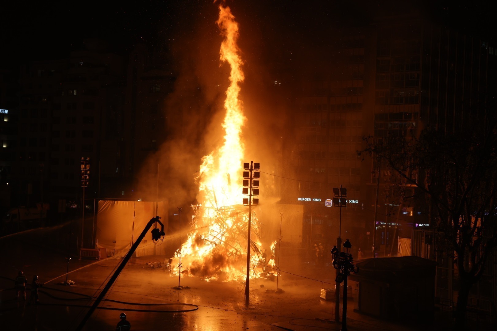 La Cremà de ‘Protegeix allò que estimes’ posa fi a les Falles de 2022