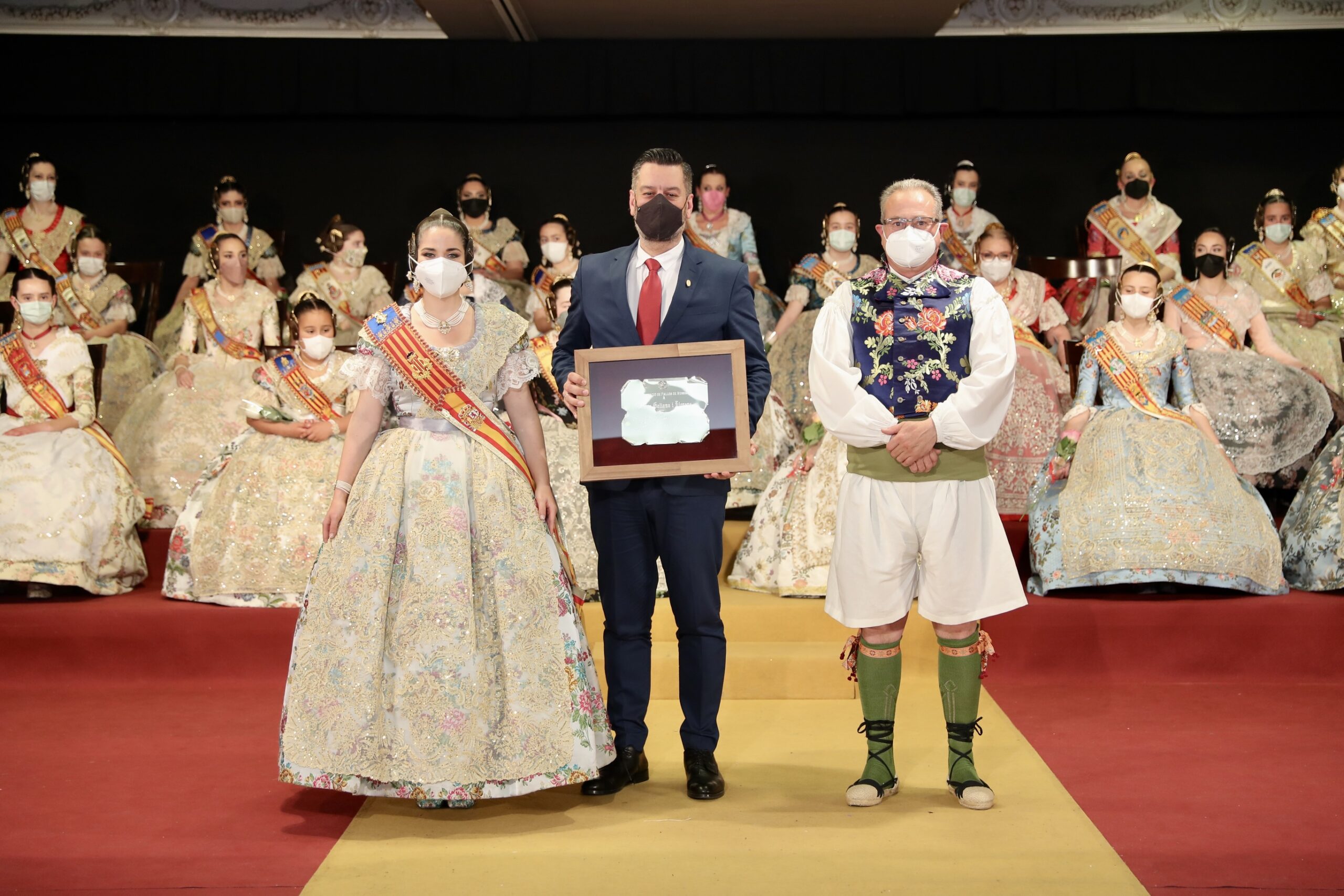 L’Agrupació de falles de Russafa reconeix a Carlos Galiana amb el ‘Ganxo d’Or’ per la seua tasca per les Falles