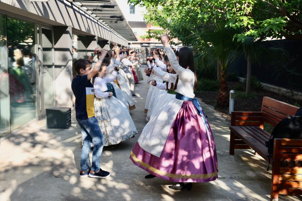 Últims preparatius abans de la Dansà de les Falles