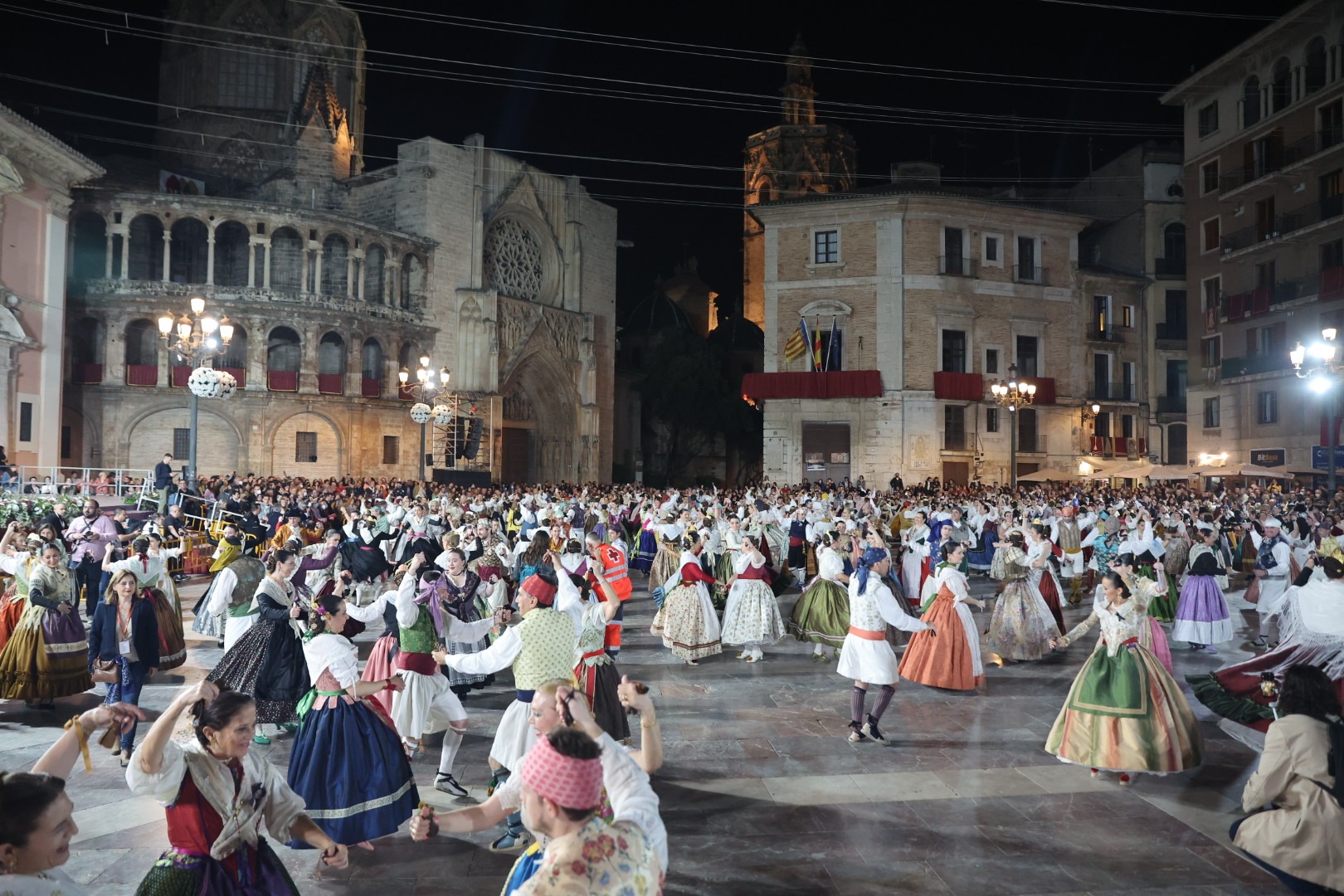 La Dansà de las comisiones falleras vuelve a llenar tres años después la plaza de la Virgen