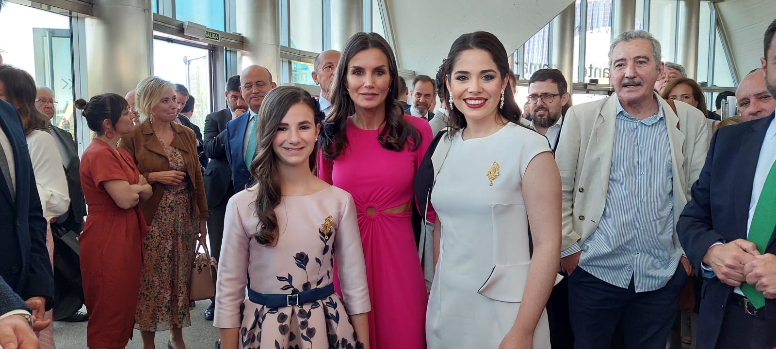 Las Falleras Mayores de València saludan a la reina Letizia