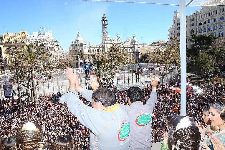 La Plaza del Ayuntamiento se rinde ante la Pirotecnia Hermanos Fernández