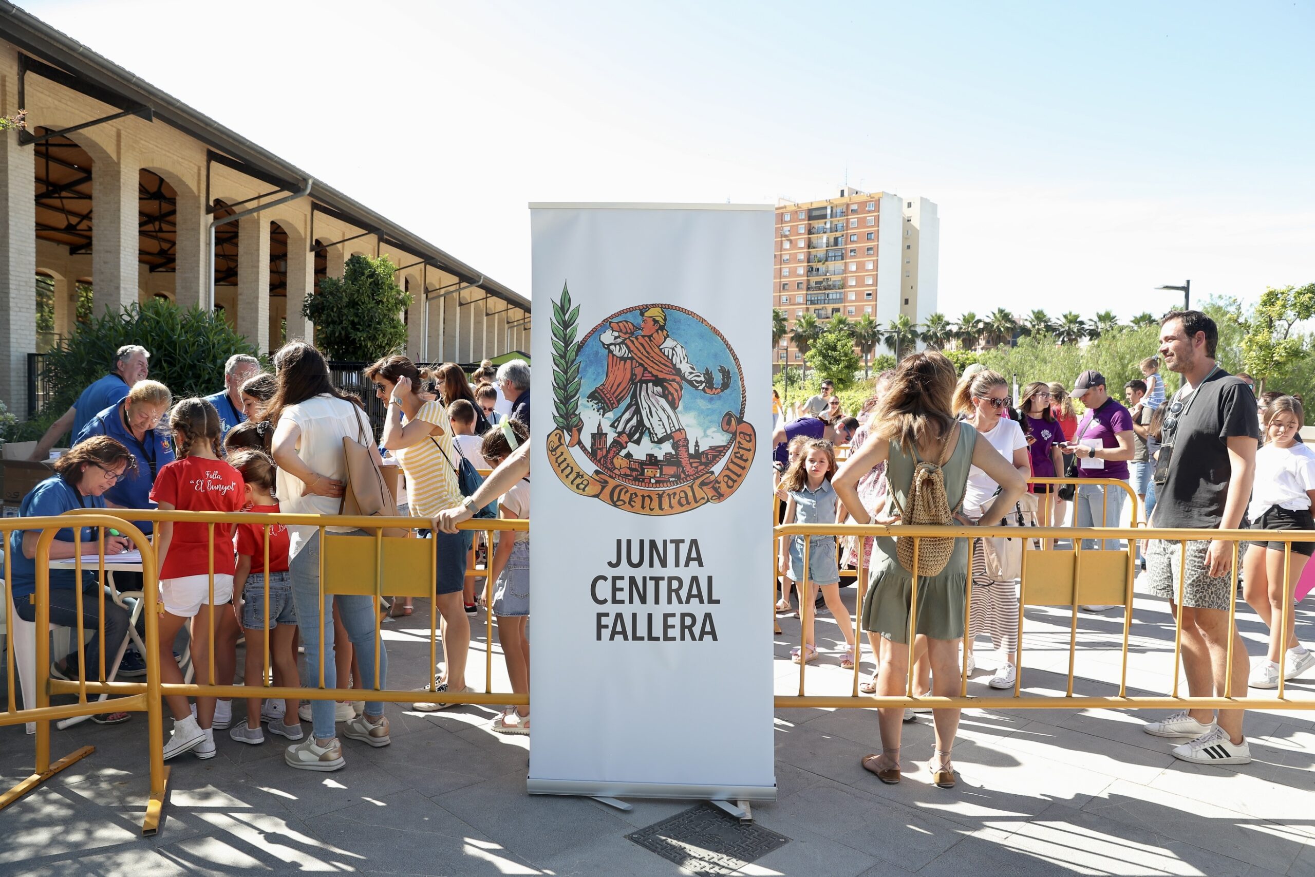 El concurs de dibuix de Junta Central Fallera recupera la completa normalitat i transforma el Parc Central en una festa infantil