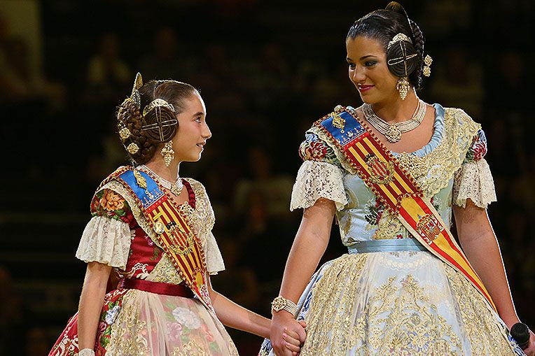 Estefanía y María despiden el 2015 ante el mundo fallero