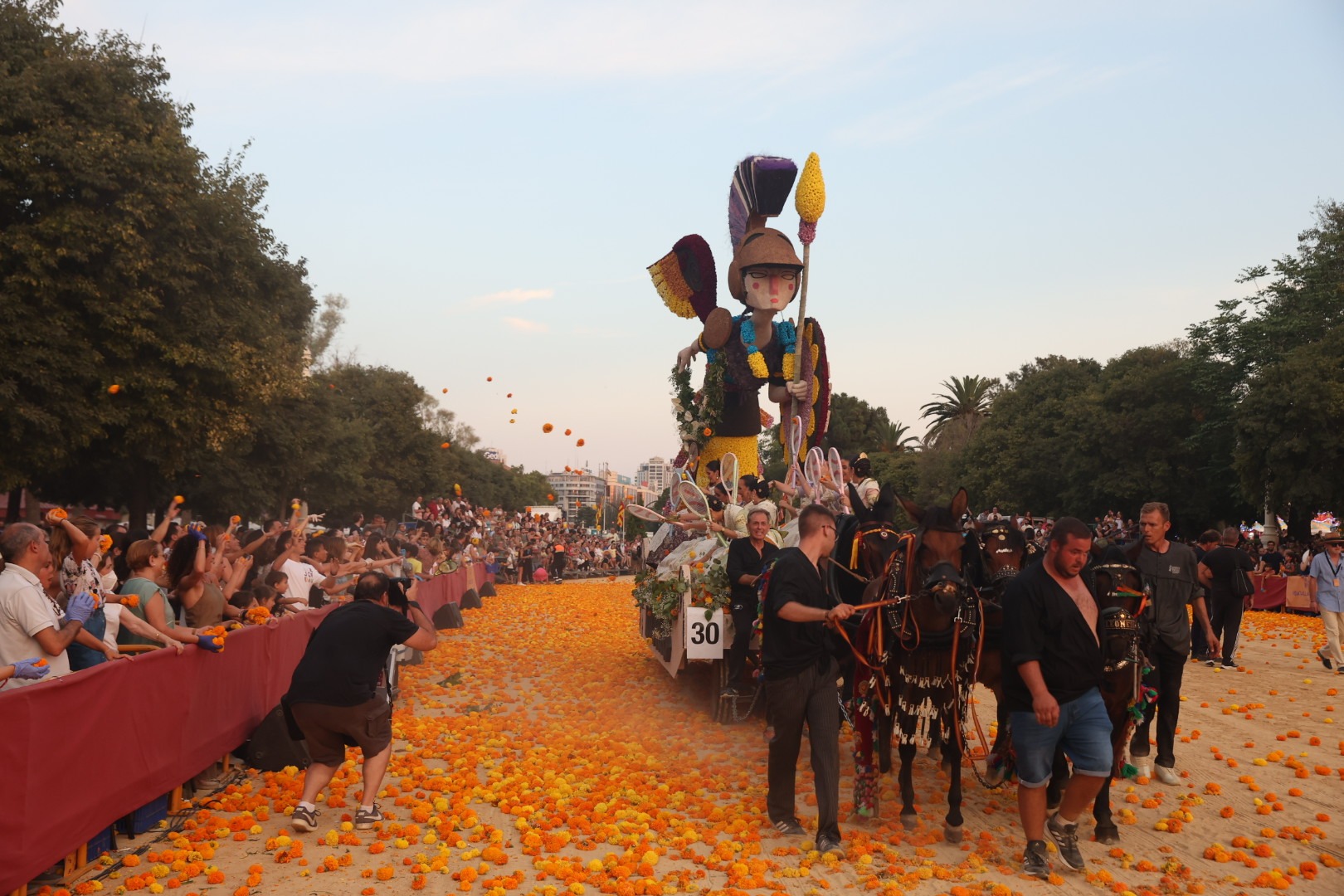 València es retroba amb la Batalla de Flors després de dos anys sense poder celebrar-se