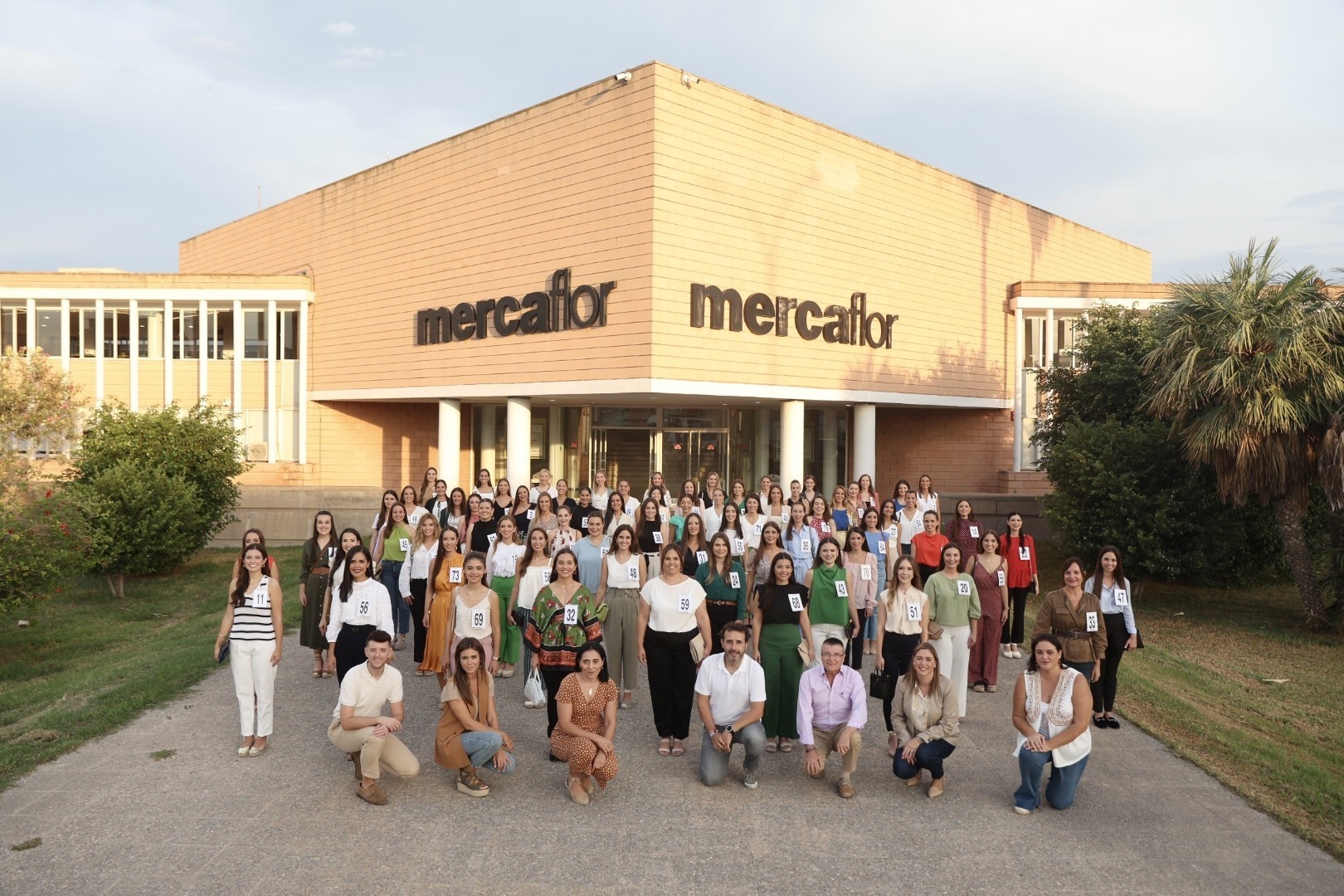 Las candidatas a Falleras Mayores de València 2023 visitan Mercavalència