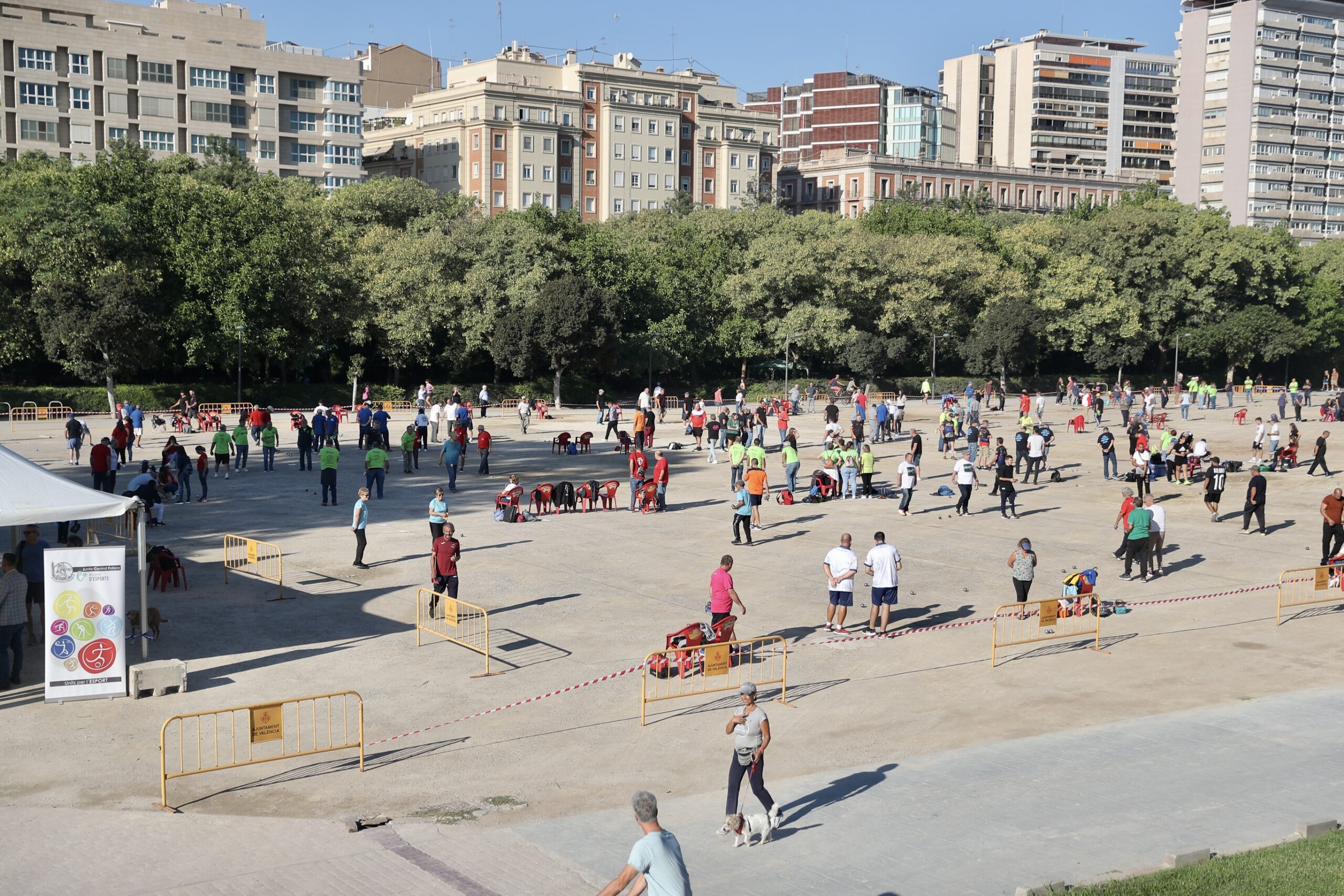 El viejo cauce del Turia se convierte en una gran fiesta con la celebración del XXX aniversario del campeonato de petanca de Junta Central Fallera