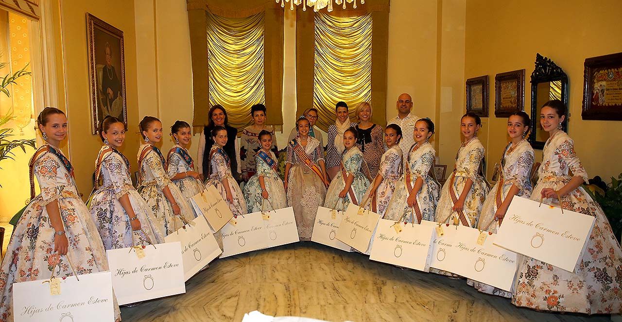 Hijas de Carmen Esteve fa entrega de les seues mantellines