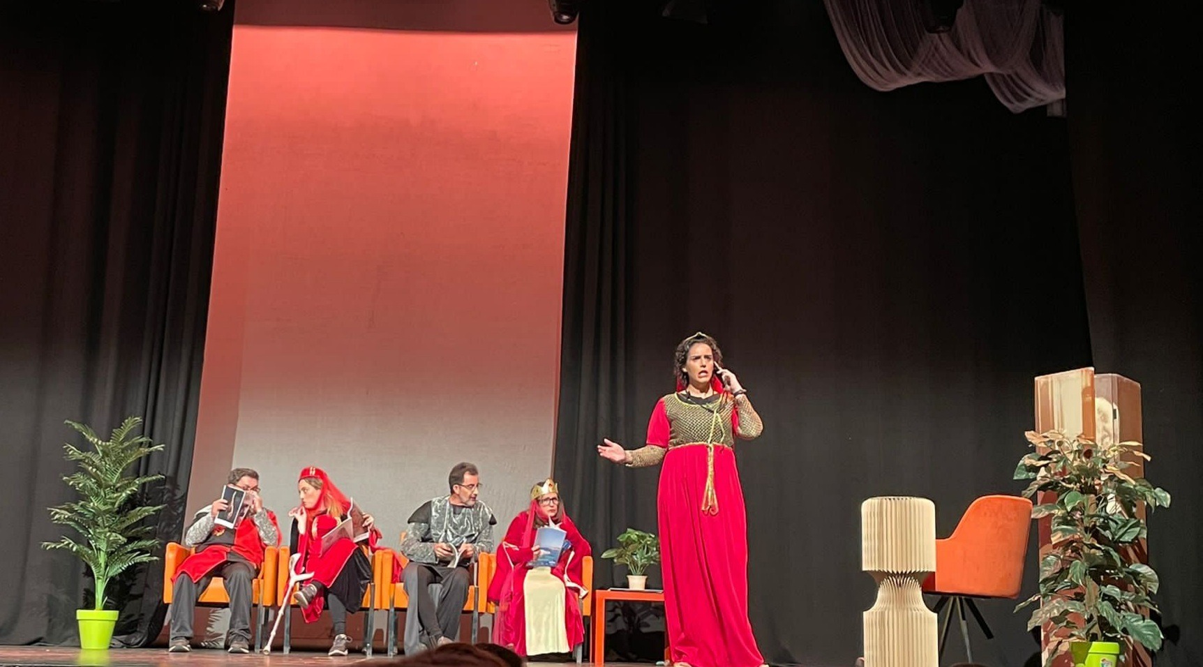 TEATRE FALLER | Escultor García Mas-Puerto de Santa María posa la taula per a ‘El sopar medieval’