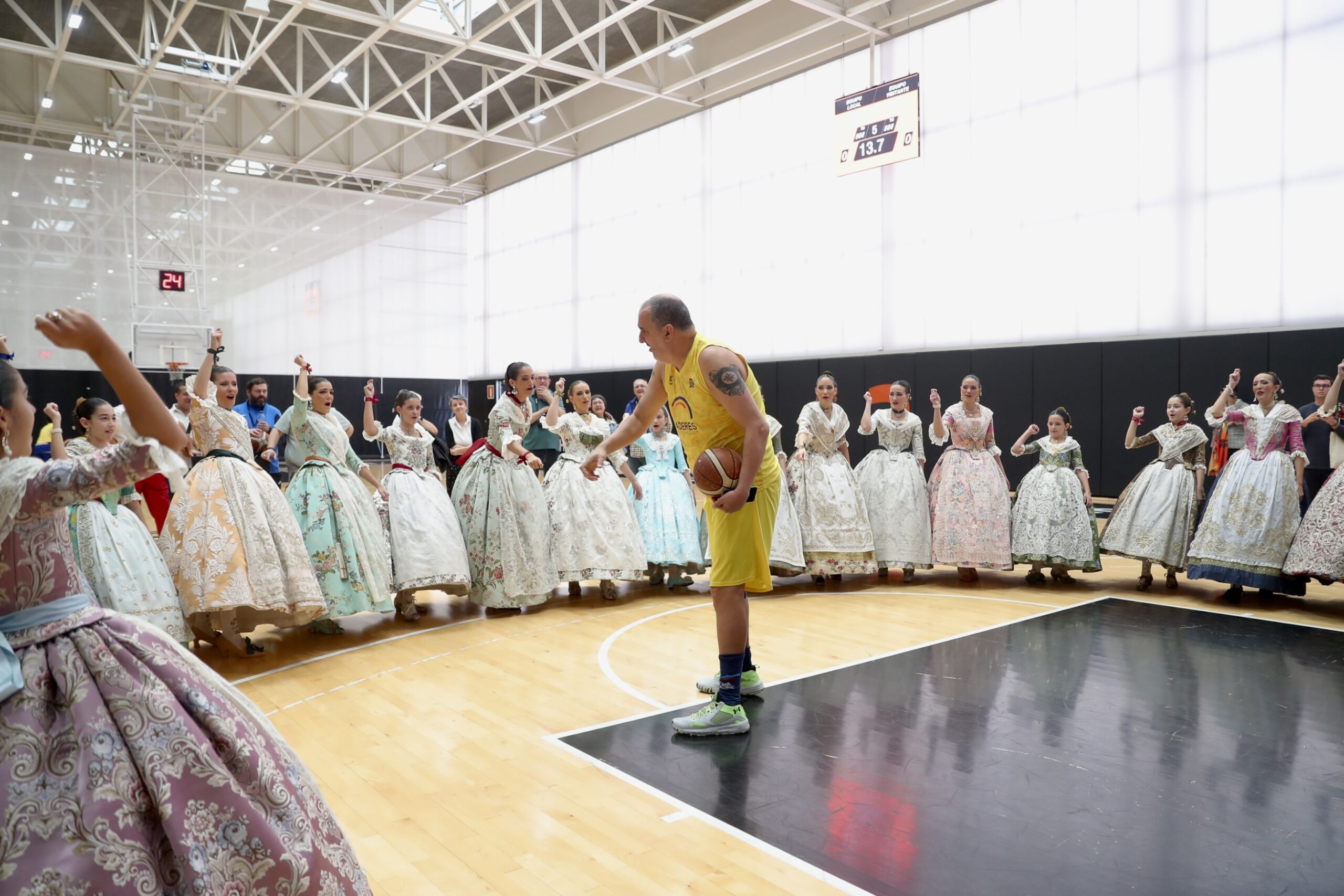 El campeonato de baloncesto de Junta Central Fallera llena las instalaciones de L’Alqueria del Basket