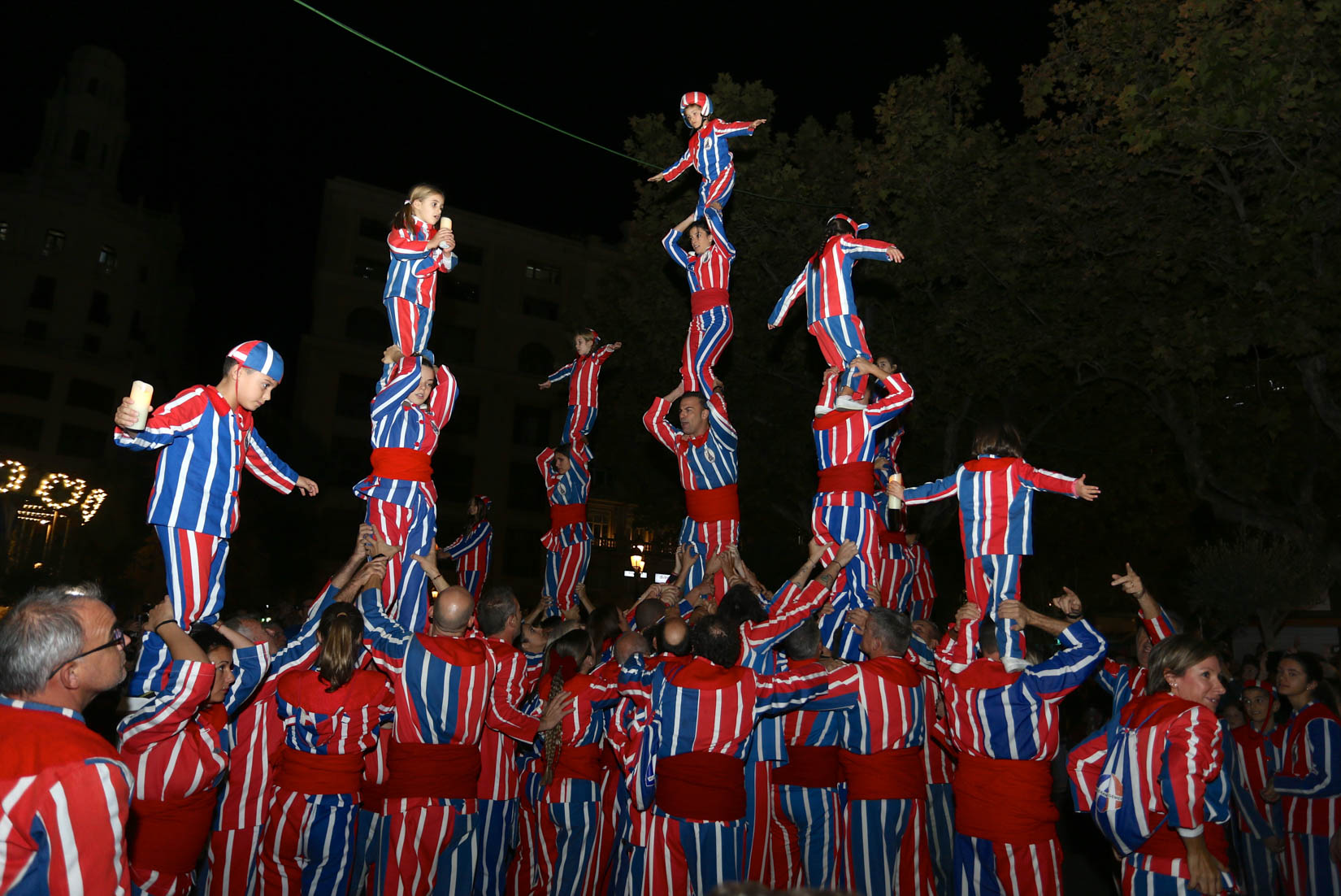 La Cavalcada del Patrimoni ompli els carrers del centre de la ciutat de cultura i festa