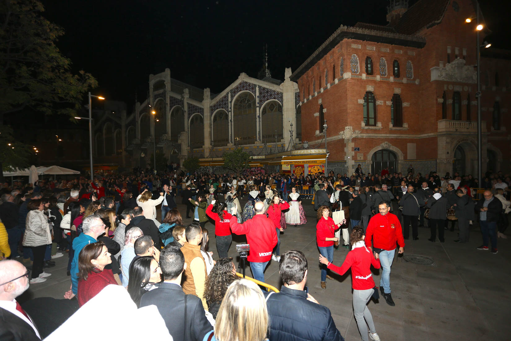 Una multitudinaria dansà popular en la plaza del Mercat acerca el folclore valenciano a amantes de las Fallas, curiosos y turistas