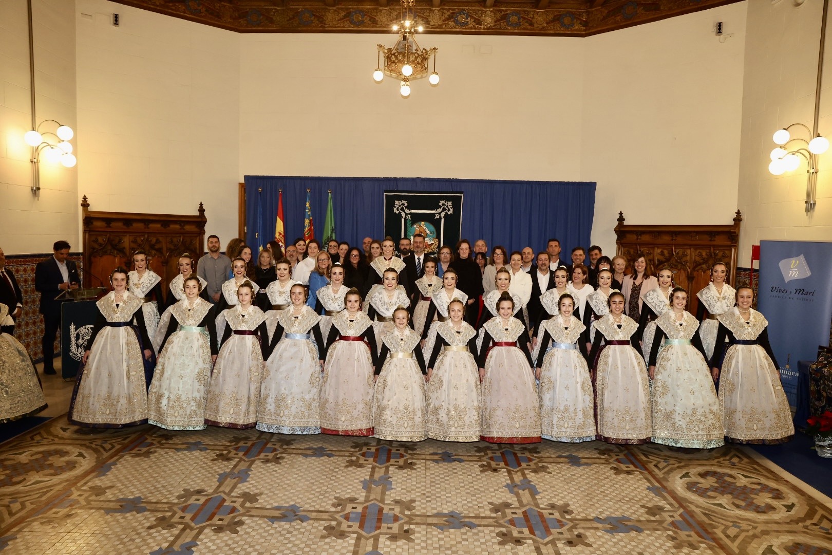 Presentada la indumentaria oficial de las Falleras Mayores de València y sus Cortes de Honor