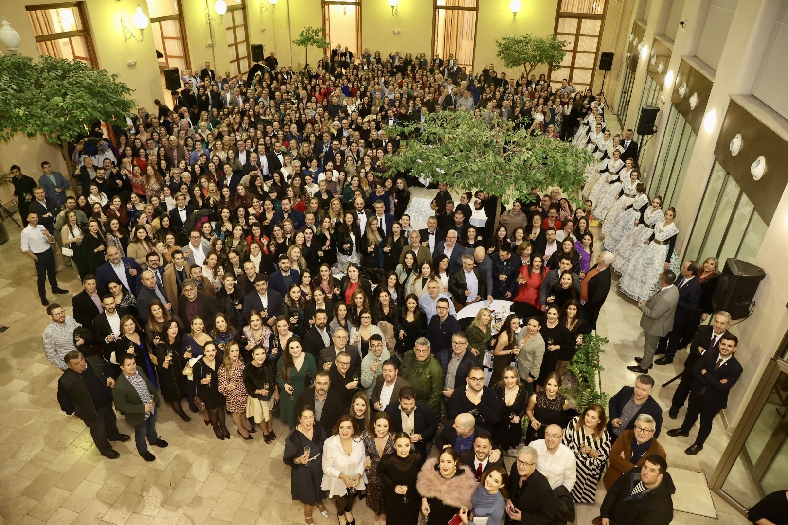 La Fallera Major de València i la seua Cort d’Honor brinden amb les màximes representants de les comissions per desitjar-les bones festes