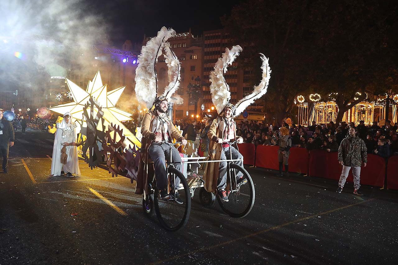 València recupera la tradicional cavalcada i recepció als Reis d’Orient