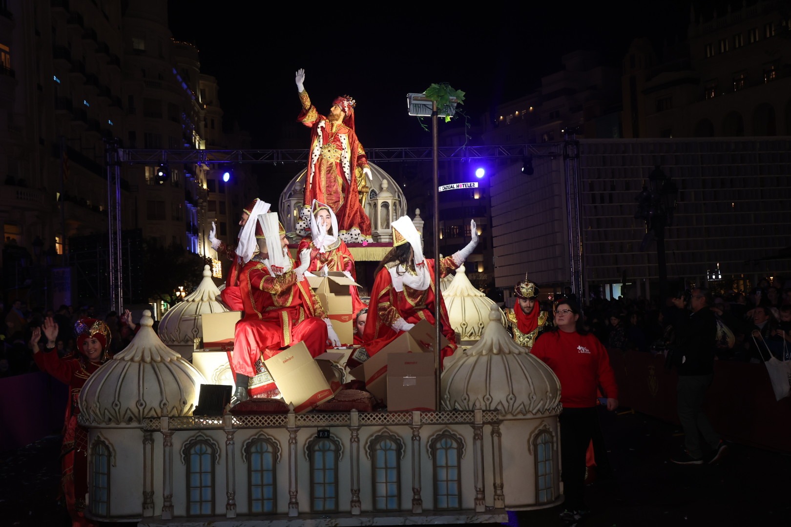 Els xiquets i xiquetes valencians reben els Reis d’Orient