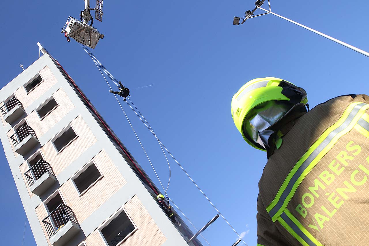 Una mañana para conocer la labor de los bomberos en Fallas