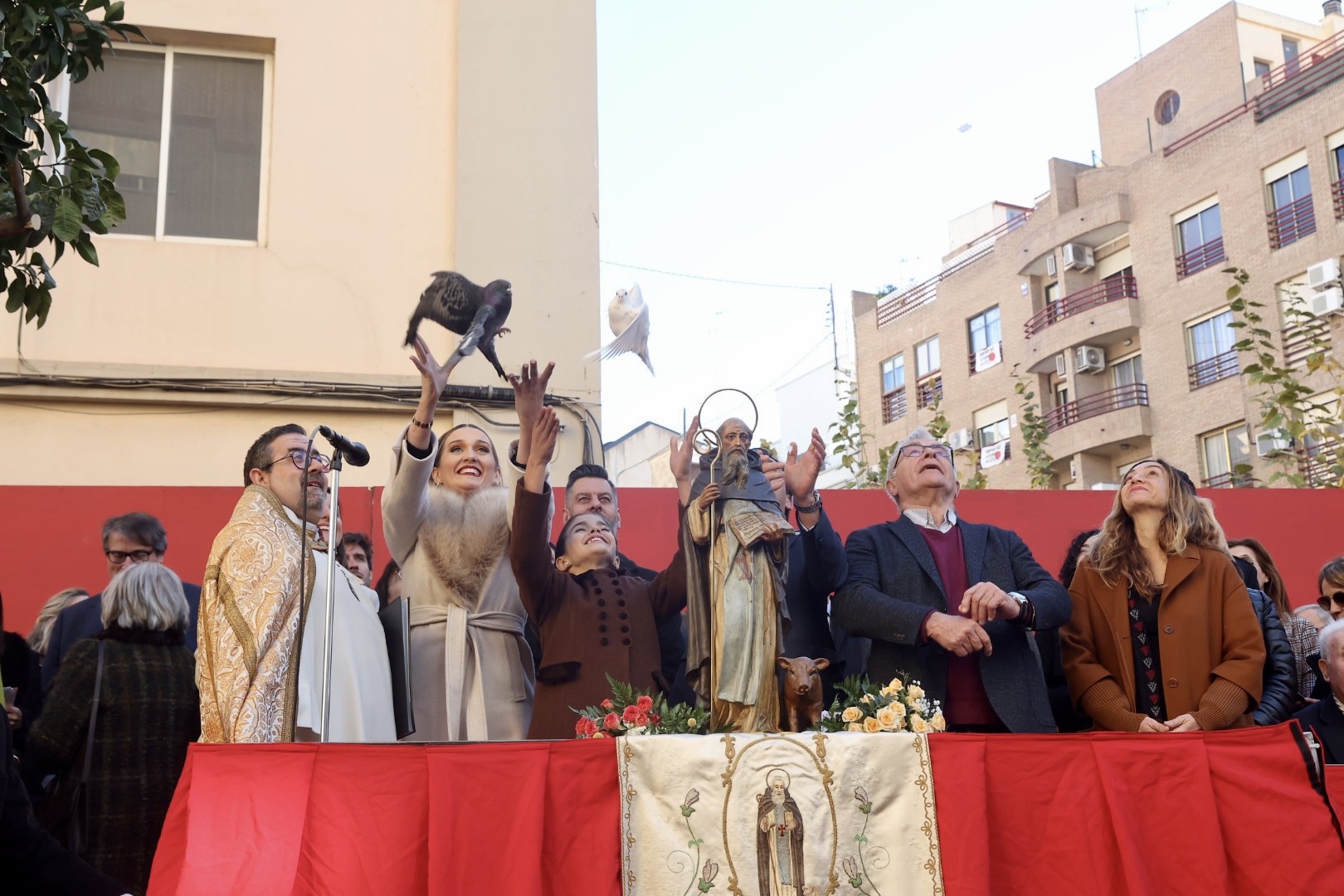 València celebra la festividad de San Antonio Abad con el tradicional desfile y bendición de animales