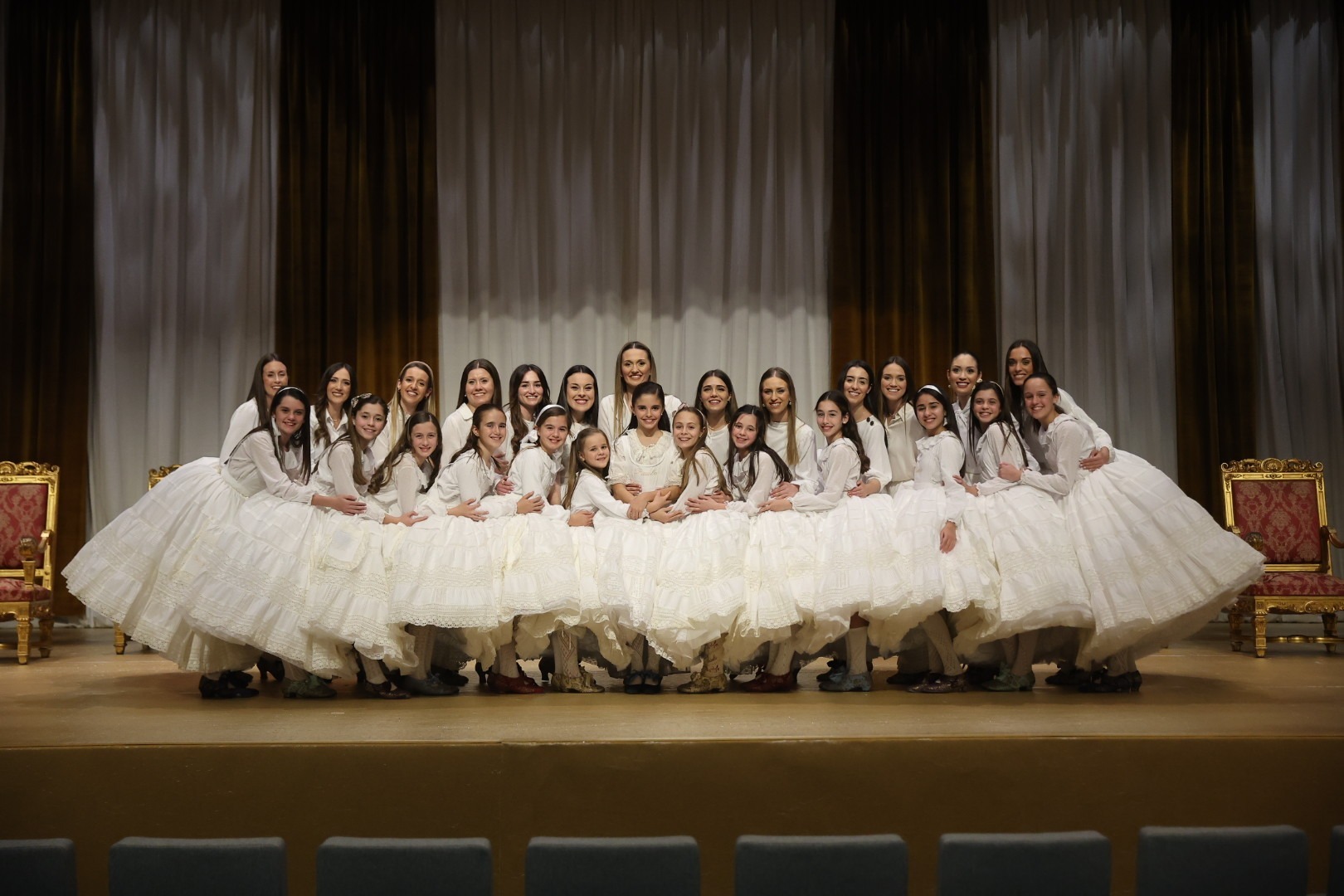 Todo a punto en el Palacio de Congresos para las exaltaciones de las Falleras Mayores de València y sus Cortes de Honor