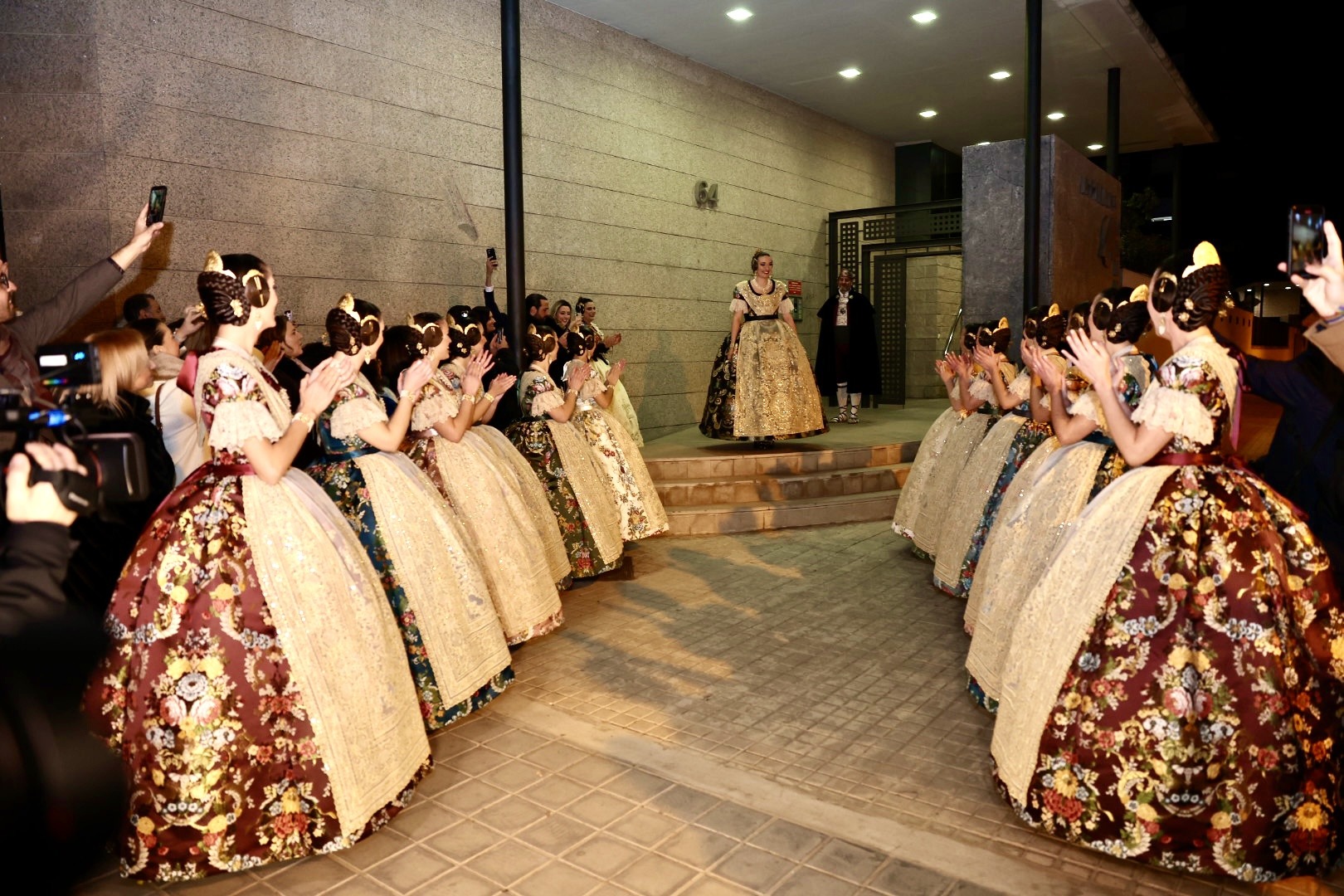 Negre atzabeja, el color de l’espolí de Laura Mengó, Fallera Major de València